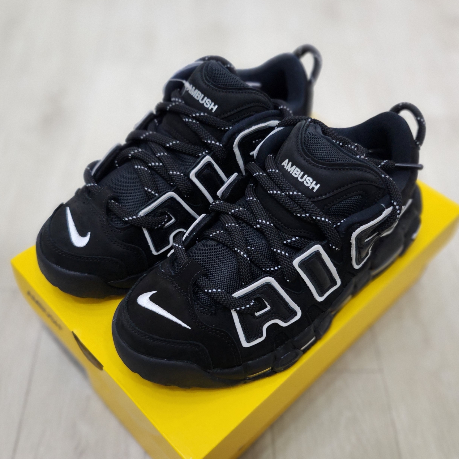 Nike x Ambush Air More Uptempo Low Black and White 착용 스타일 - 2