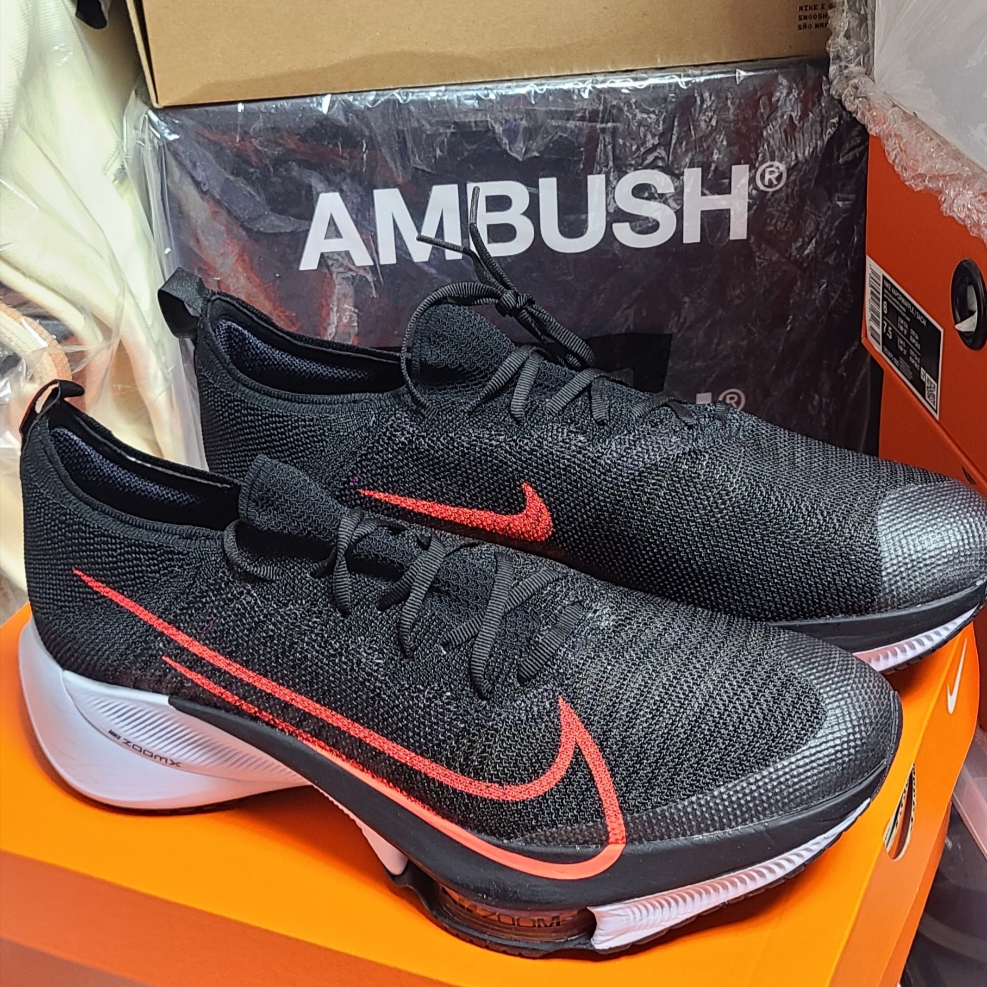 Nike Air Zoom Tempo Next% Flyknit Black Flash Crimson 착용 스타일 - 1