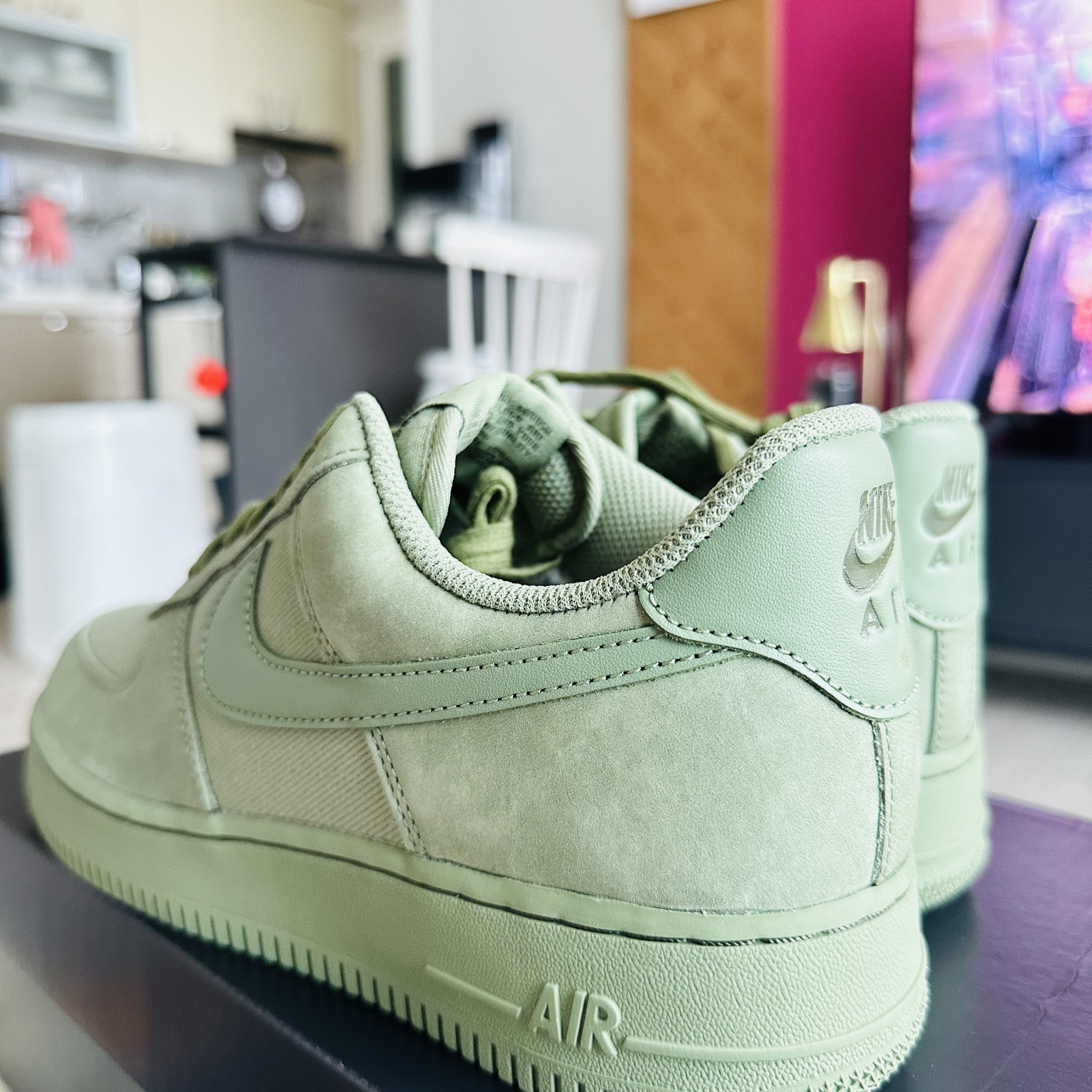 Nike Air Force 1 '07 LX Oil Green 착용 스타일 - 2