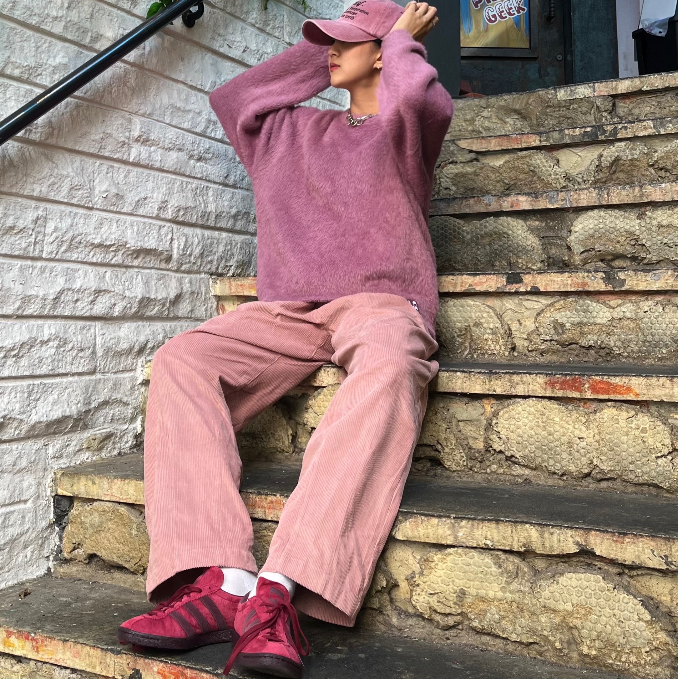 Adidas Tobacco Gruen Collegiate Burgundy 착용 스타일 - 1