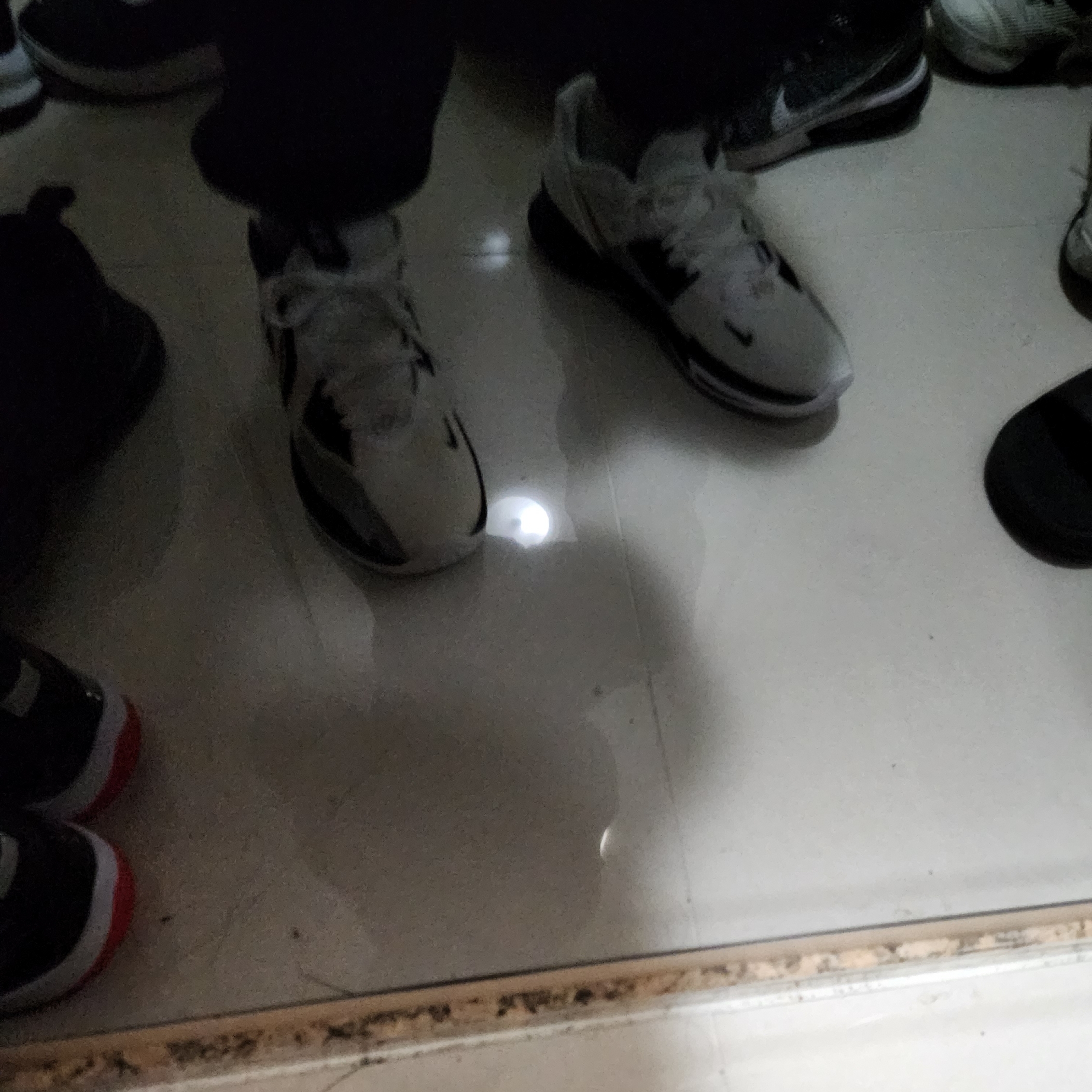 Nike Kyrie Low 5 EP White Black Metallic Gold 착용 스타일 - 2
