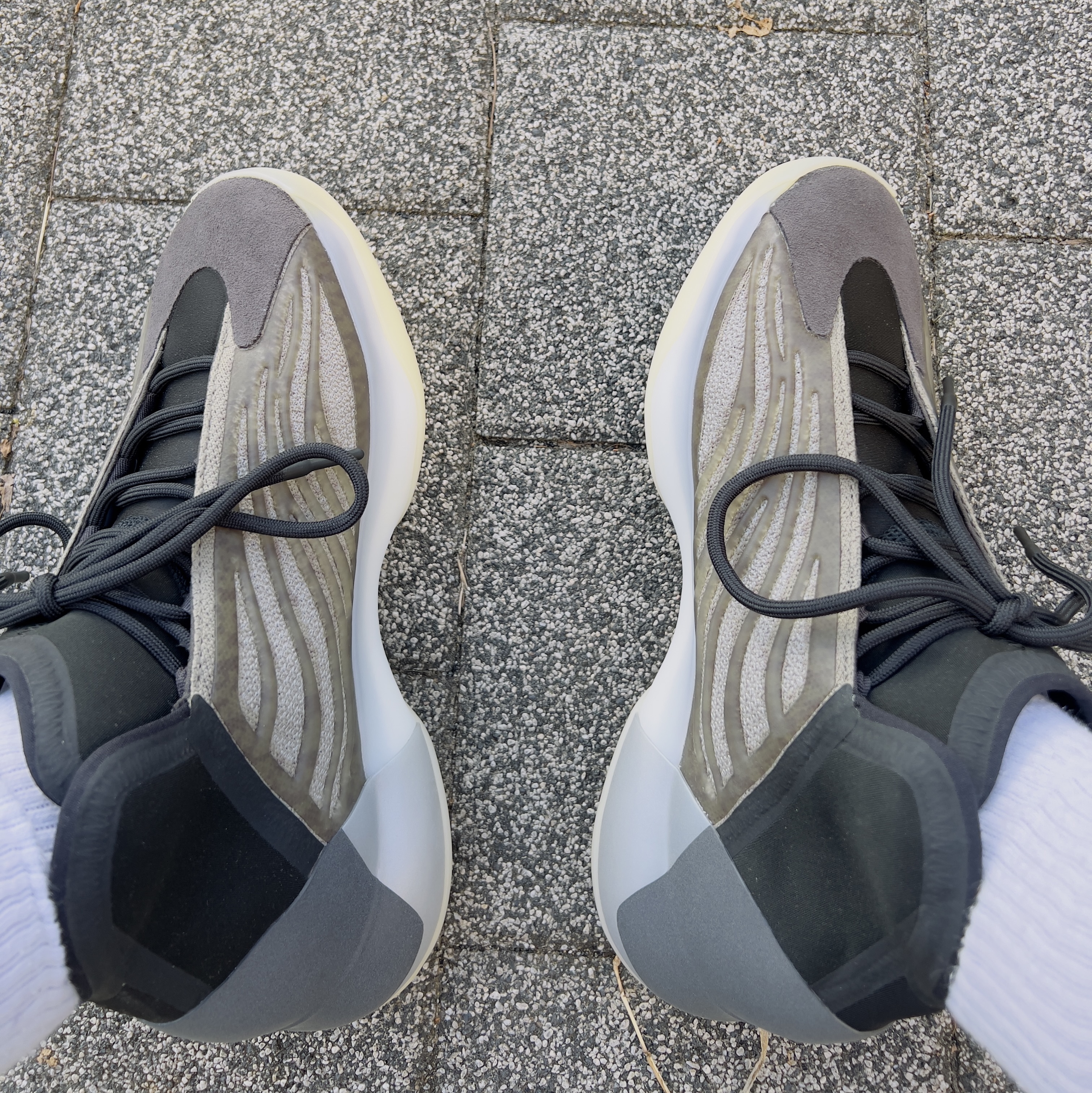 Adidas Yeezy QNTM Barium 착용 스타일