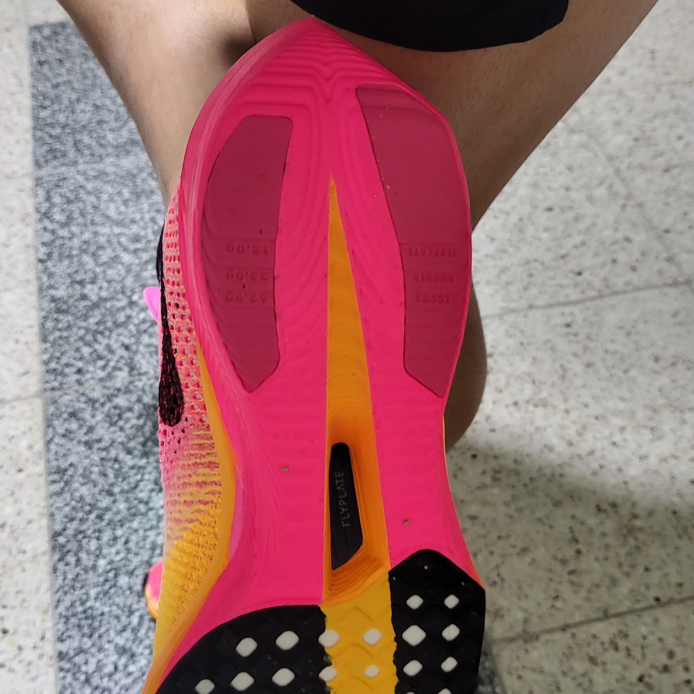 Nike ZoomX Vaporfly Next% 3 Hyper Pink 착용 스타일 - 2