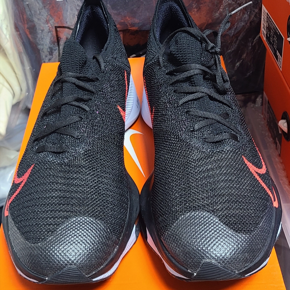 Nike Air Zoom Tempo Next% Flyknit Black Flash Crimson 착용 스타일 - 2
