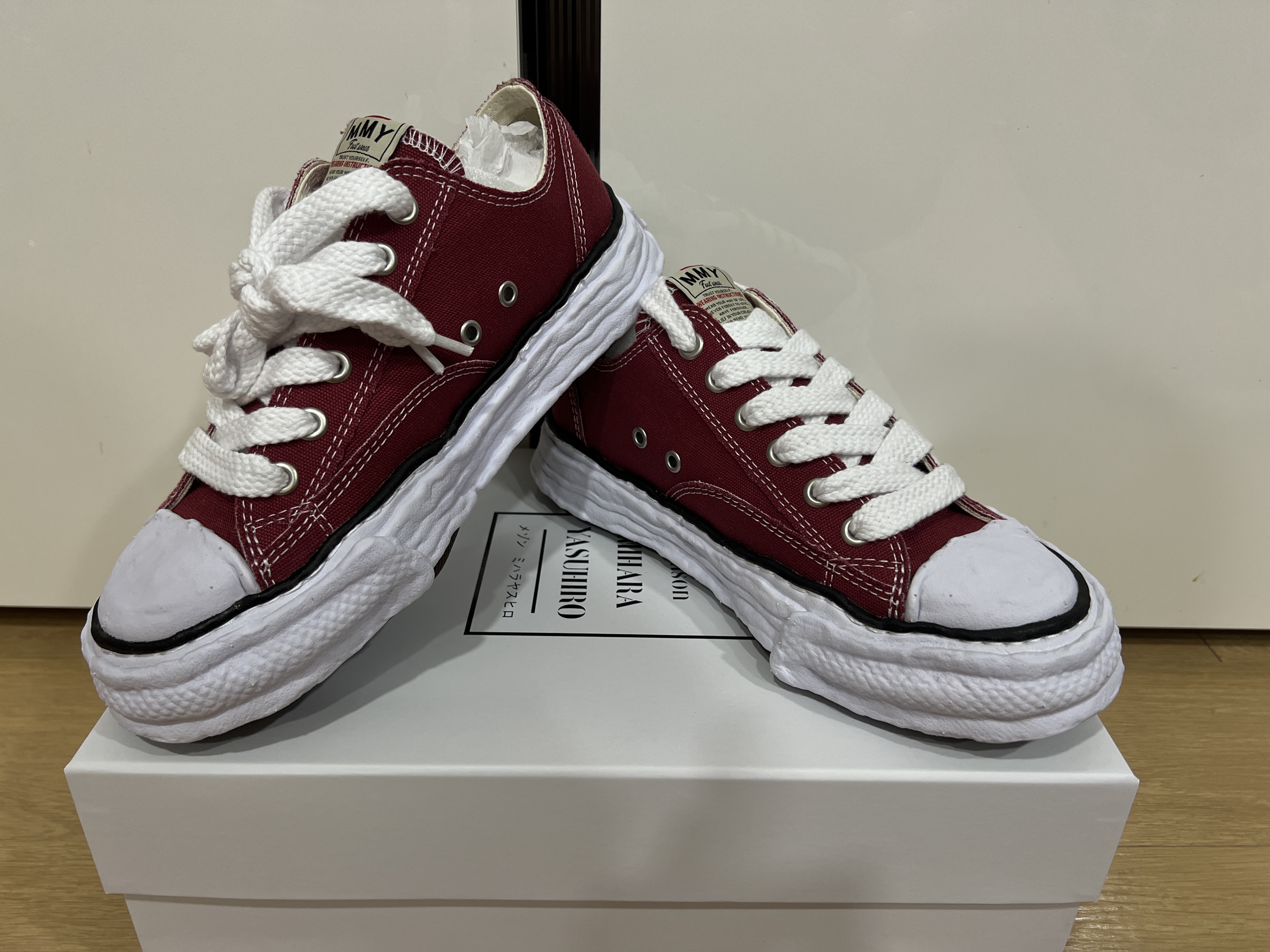 Maison Mihara Yasuhiro Peterson23 OG Sole Canvas Low-top Sneakers Bordeaux 착용 스타일 - 1