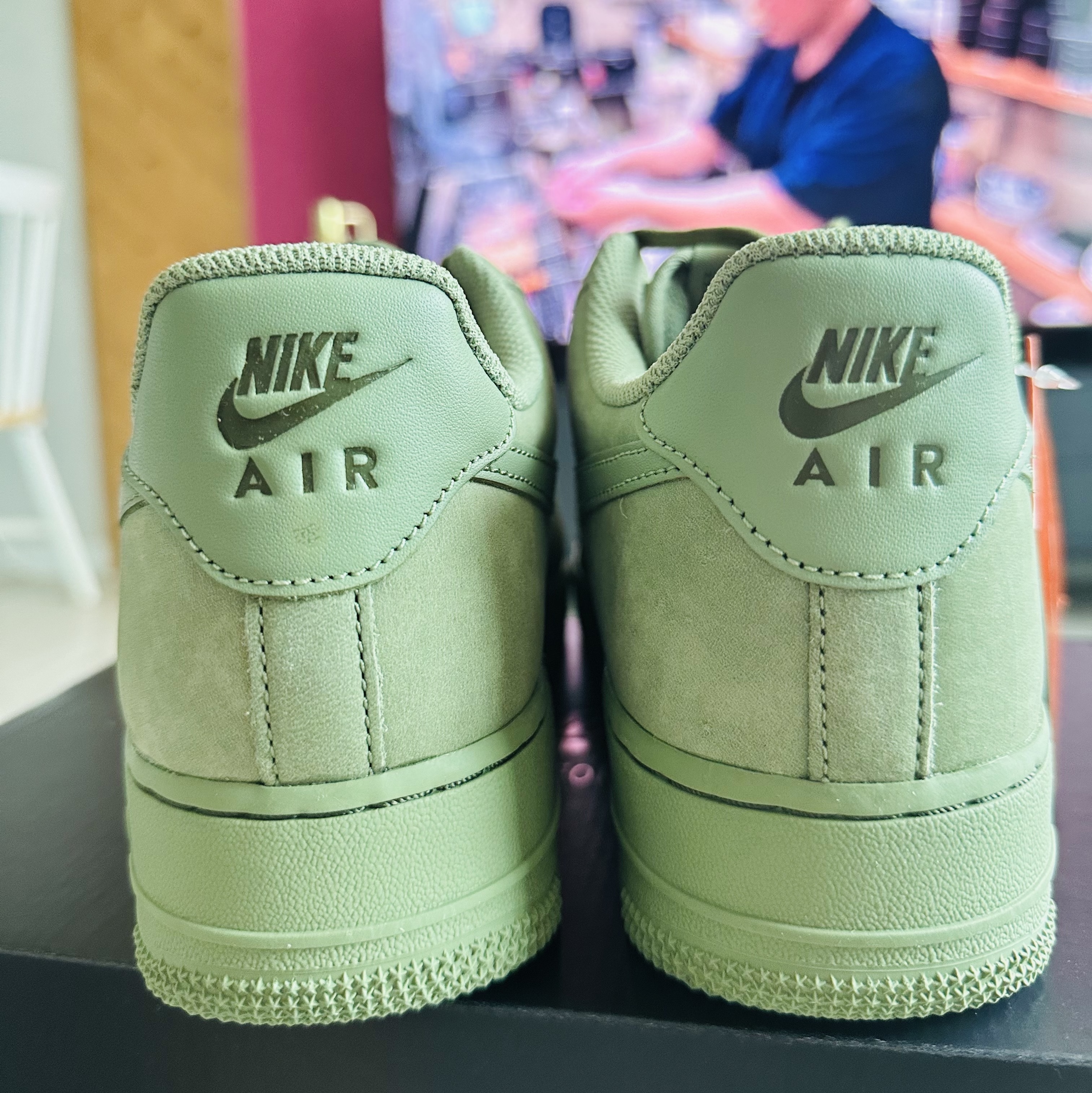 Nike Air Force 1 '07 LX Oil Green 착용 스타일 - 3