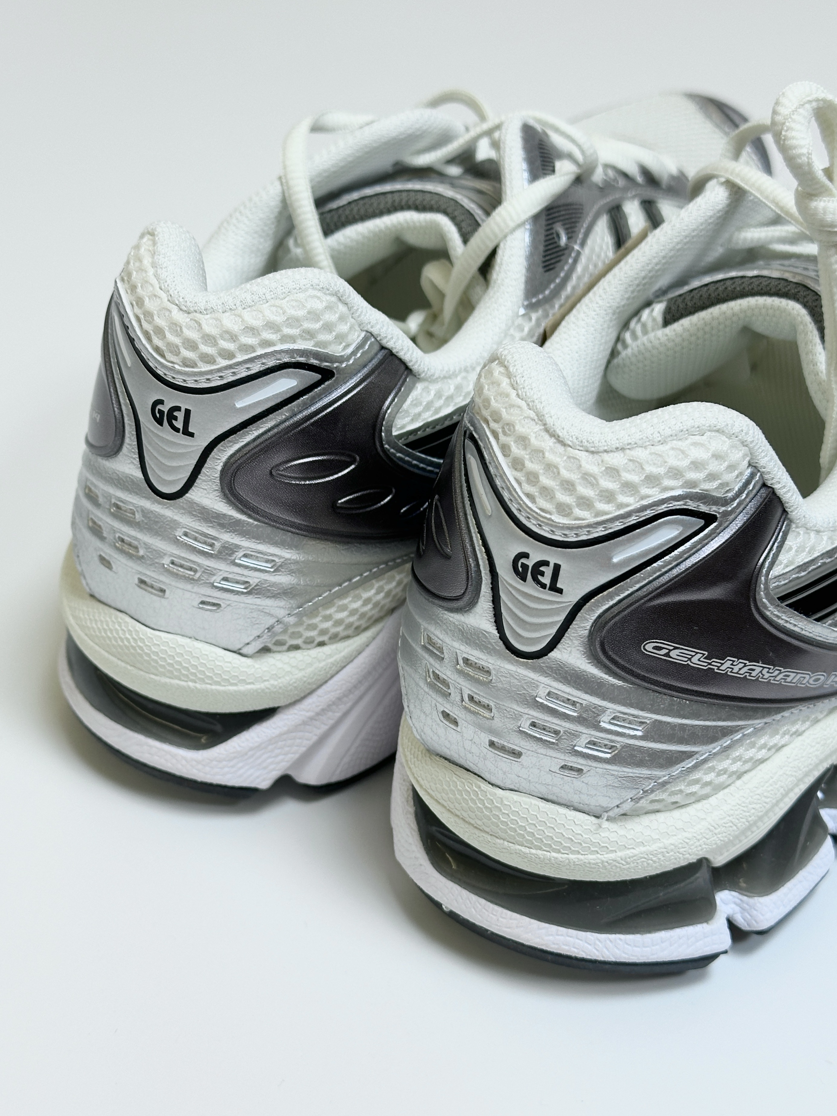 Asics Gel-Kayano 14 Cream Black, (W) Nike Zoom Vomero 5 Cobblestone and Flat Pewter 착용 스타일 - 4