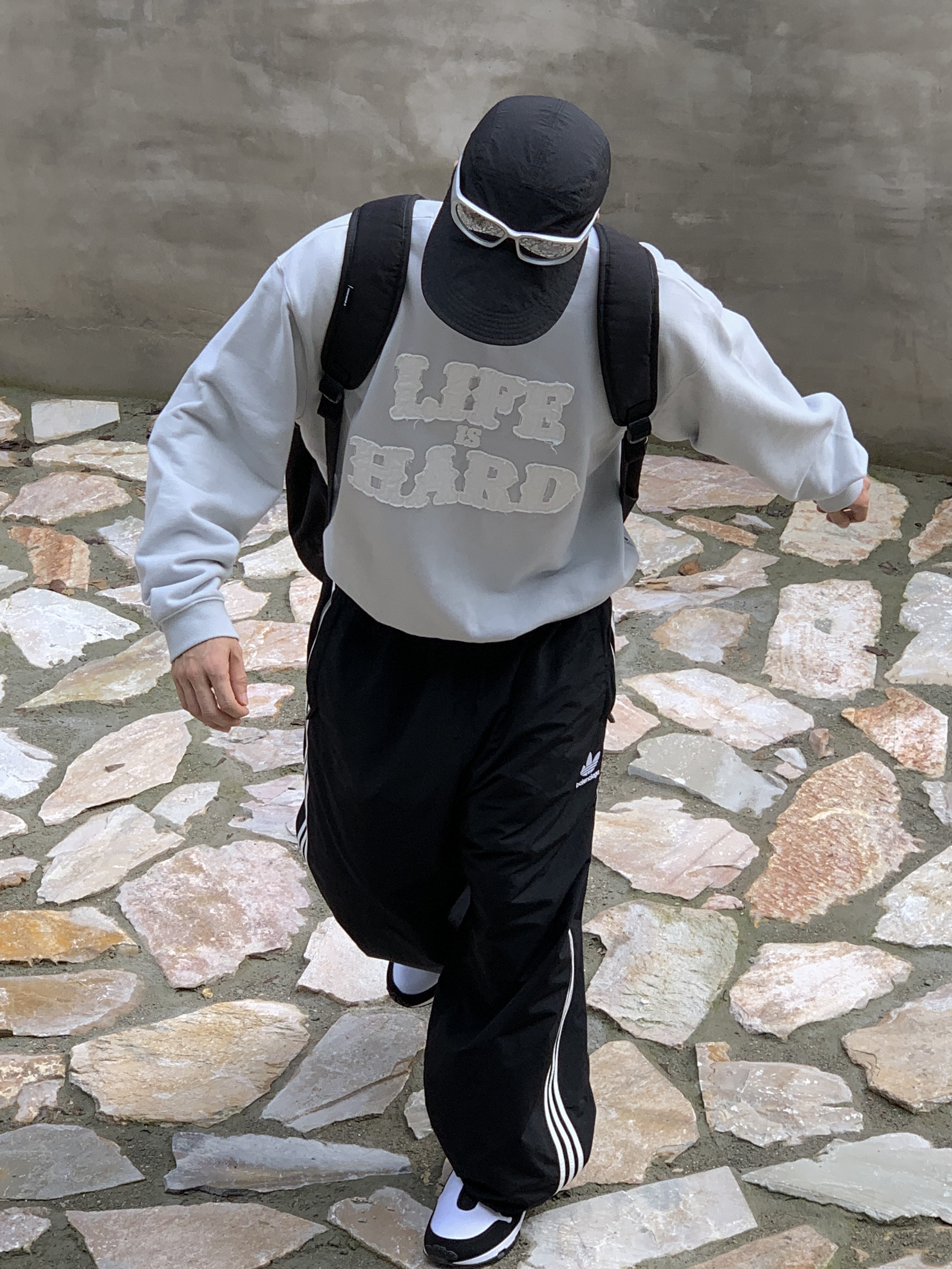 Balenciaga Swift Oval Sunglasses Silver, Nike x Comme des Garcons Homme Plus Air Max Sunder SP White Black 착용 스타일 - 4