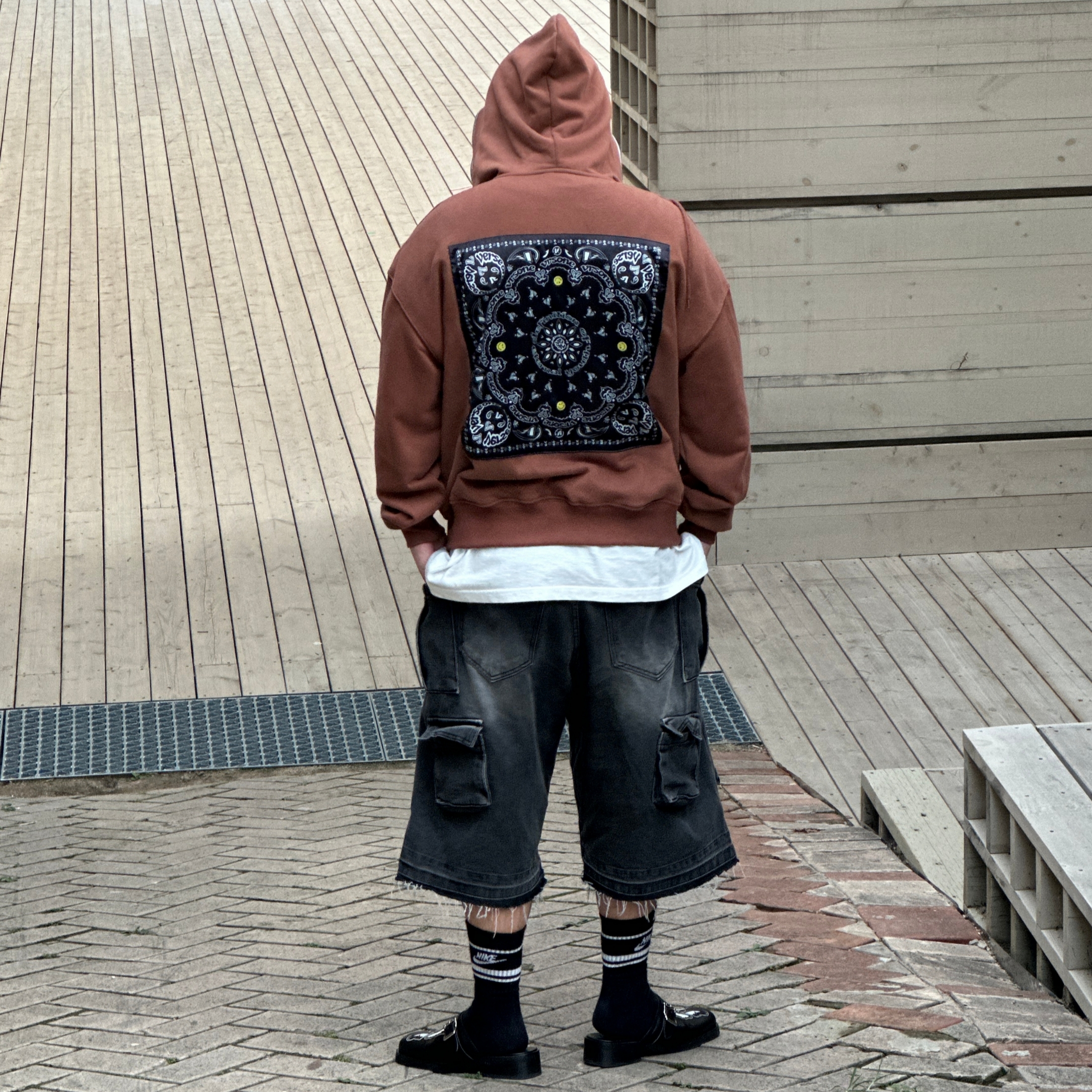 Nos Couleurs Old Washed Cargo Denim Shorts Dark Grey, Our Legacy Camion Mule Schmetterling Black Leather 착용 스타일 - 2