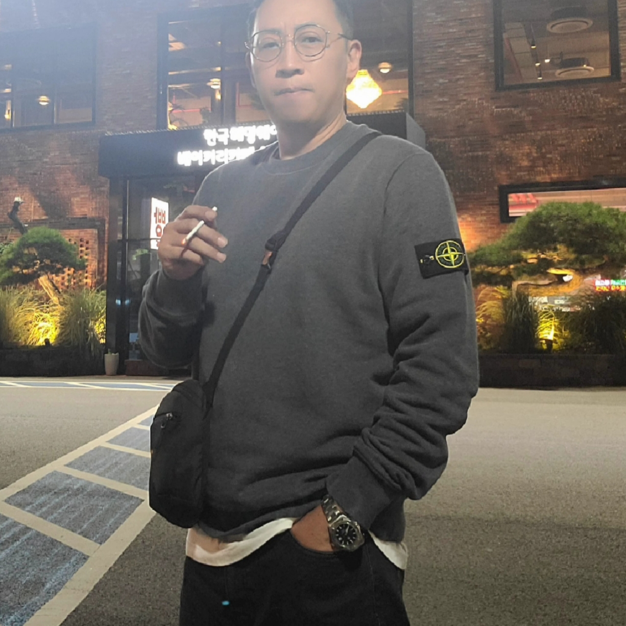 Stone Island 63020 Crewneck Sweatshirt Charcoal - 22FW, Arc'teryx Mantis 2 Waistpack 24K Black 착용 스타일