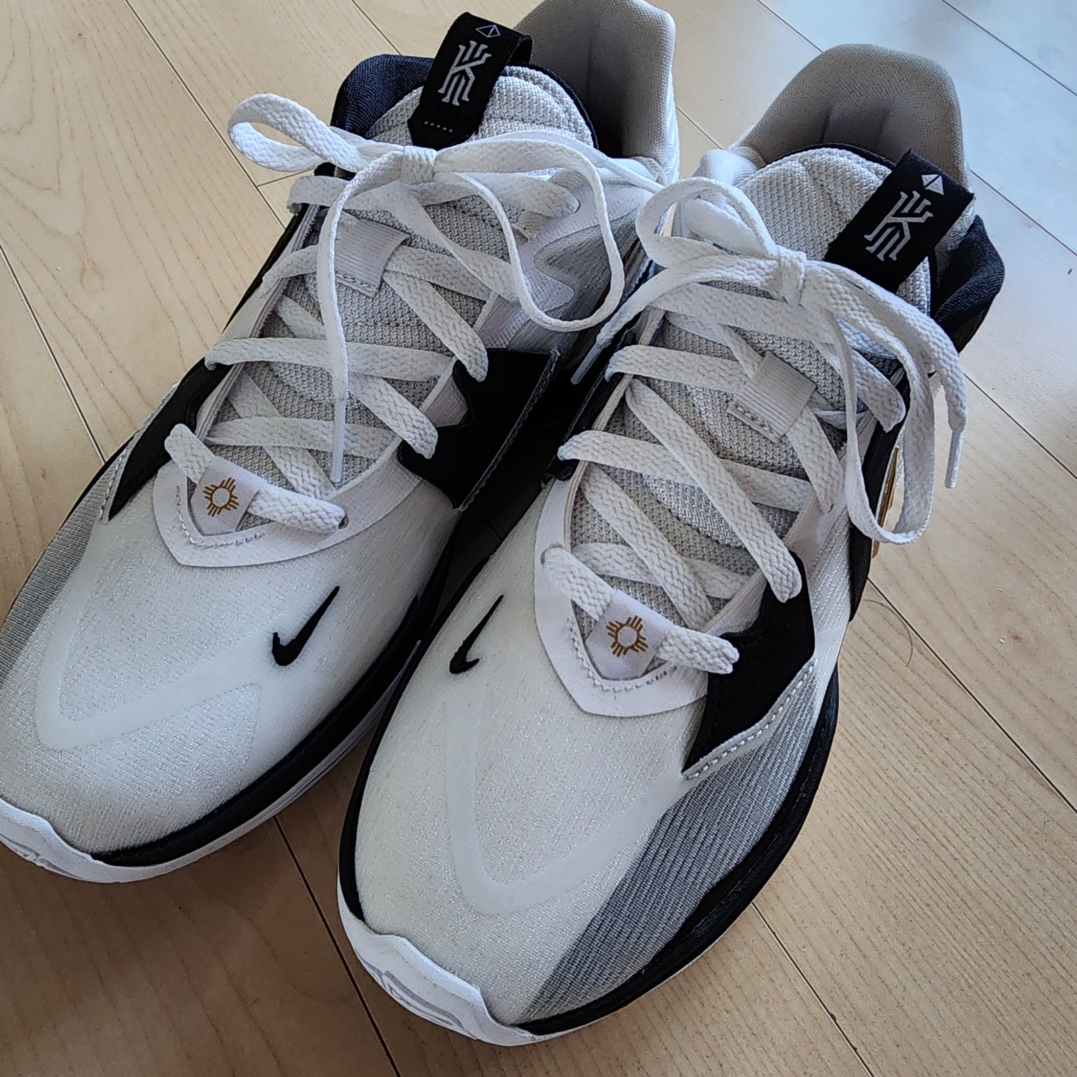 Nike Kyrie Low 5 EP White Black Metallic Gold 착용 스타일 - 6