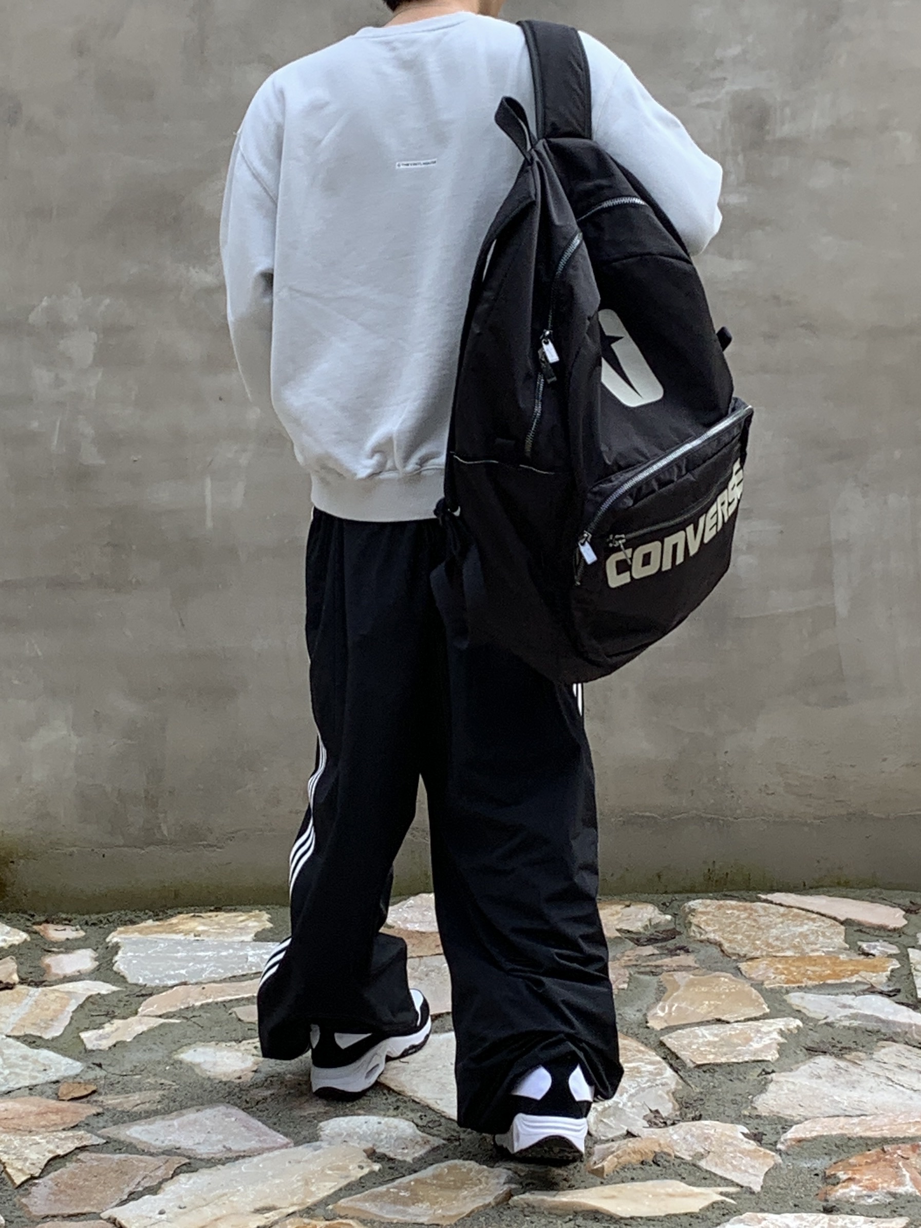 Balenciaga Swift Oval Sunglasses Silver, Nike x Comme des Garcons Homme Plus Air Max Sunder SP White Black 착용 스타일 - 3