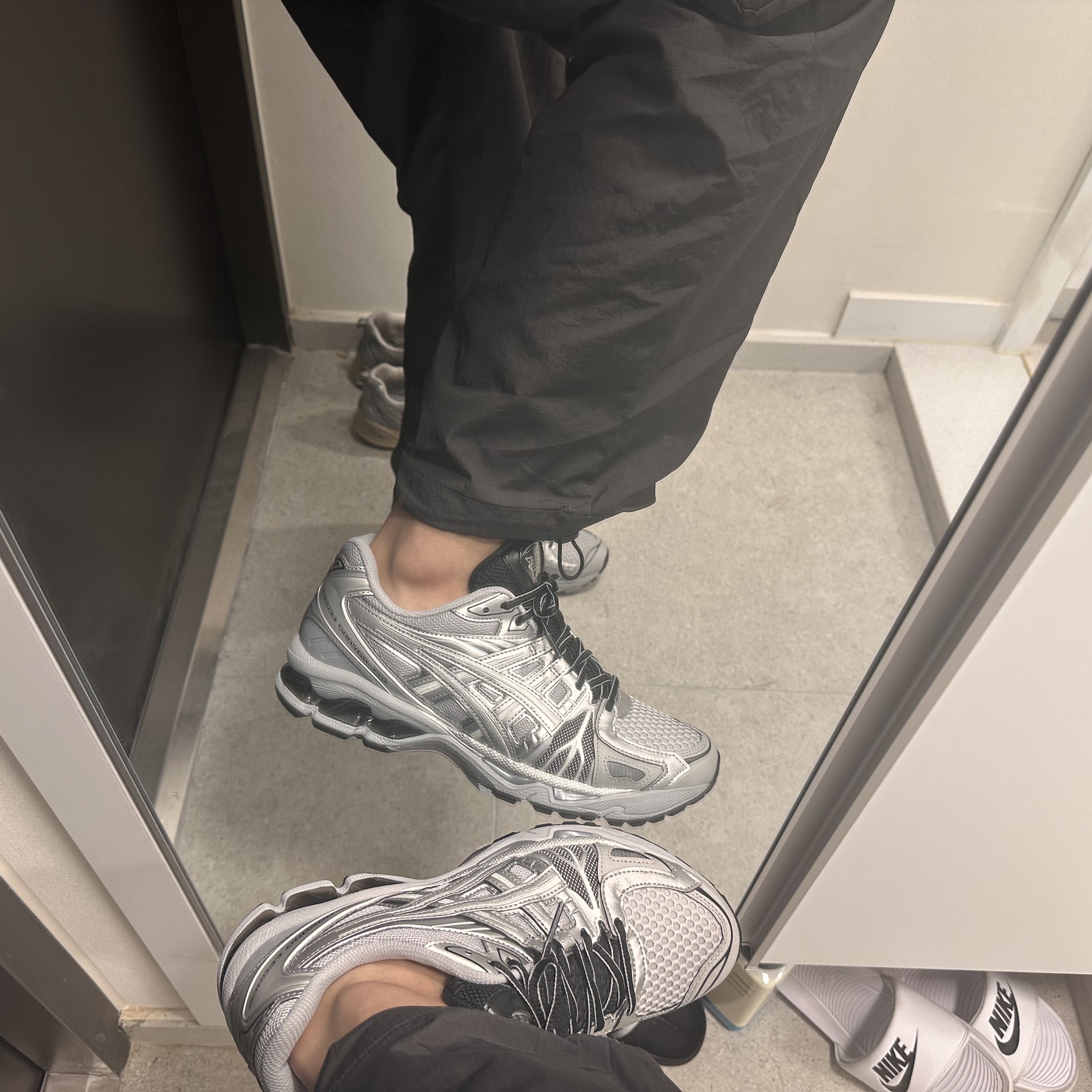 Asics Gel-Kayano Legacy Pure Silver 착용 스타일 - 1
