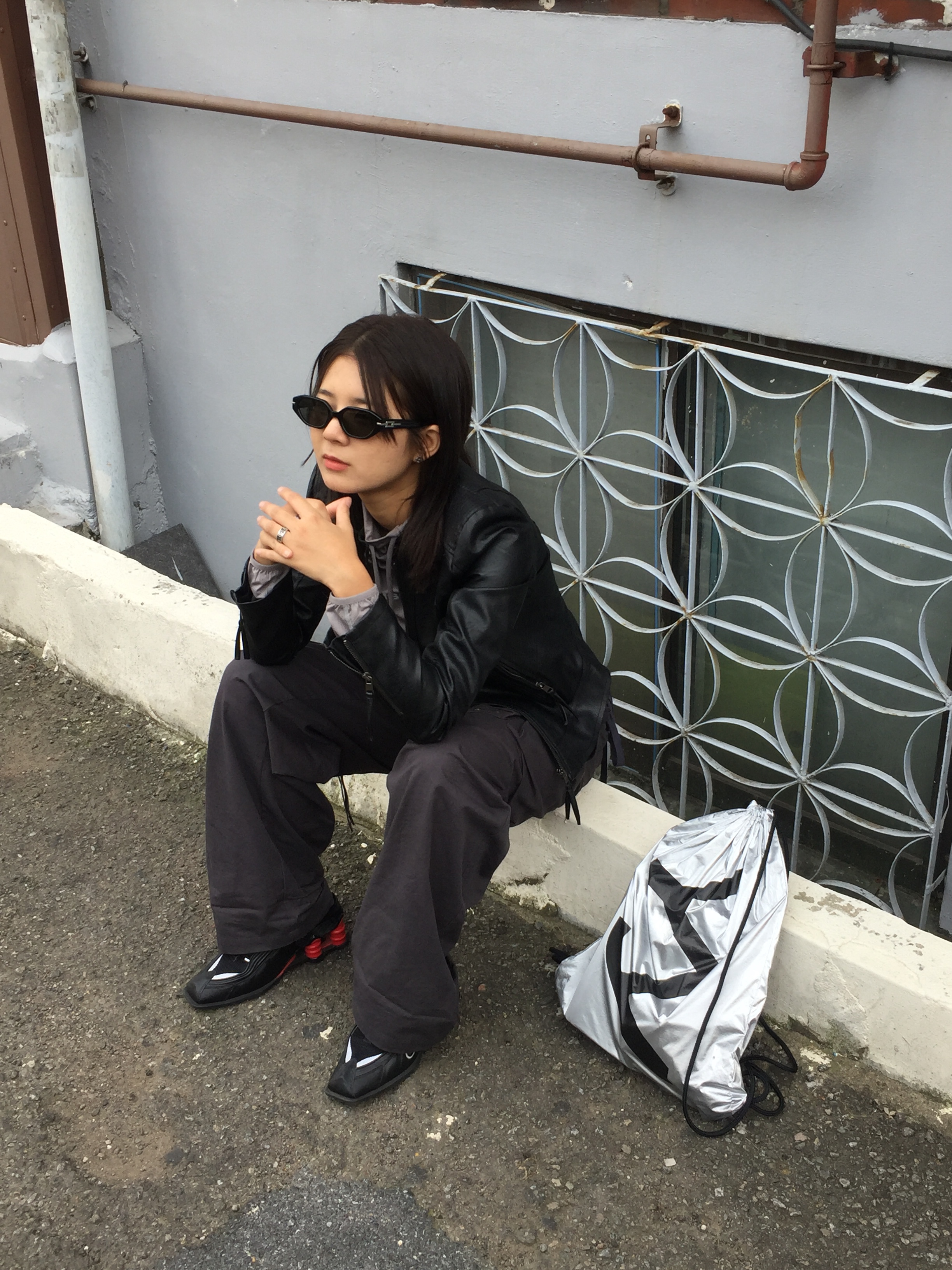 Nike x Martine Rose Shox MR4 Black, (W) Mischief Draped Turtleneck Top Black 착용 스타일 - 2