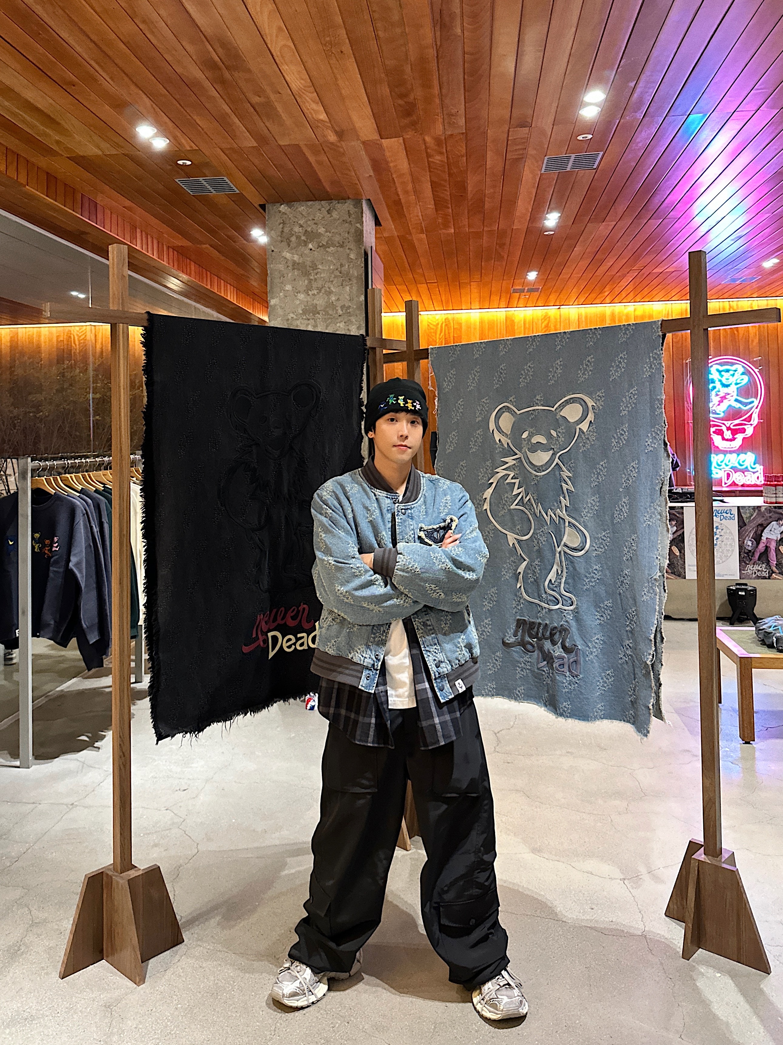 Thisisneverthat x Grateful Dead Lightning Denim Varsity Jacket Washed Blue, Balenciaga 3XL Sneakers Light Beige 착용 스타일 - 1