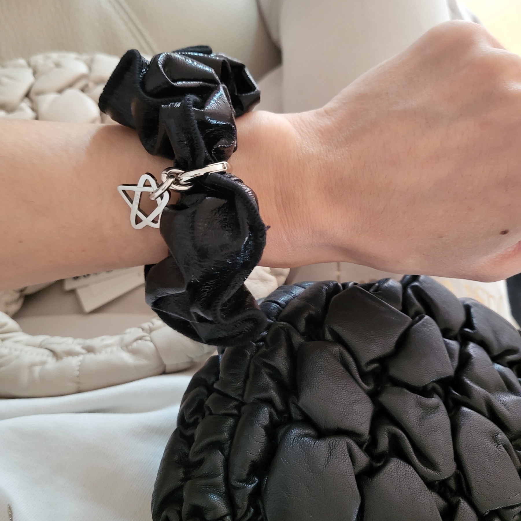 [KREAM 단독] Sentiments No.370 Star Hair Scrunchy Black 착용 스타일