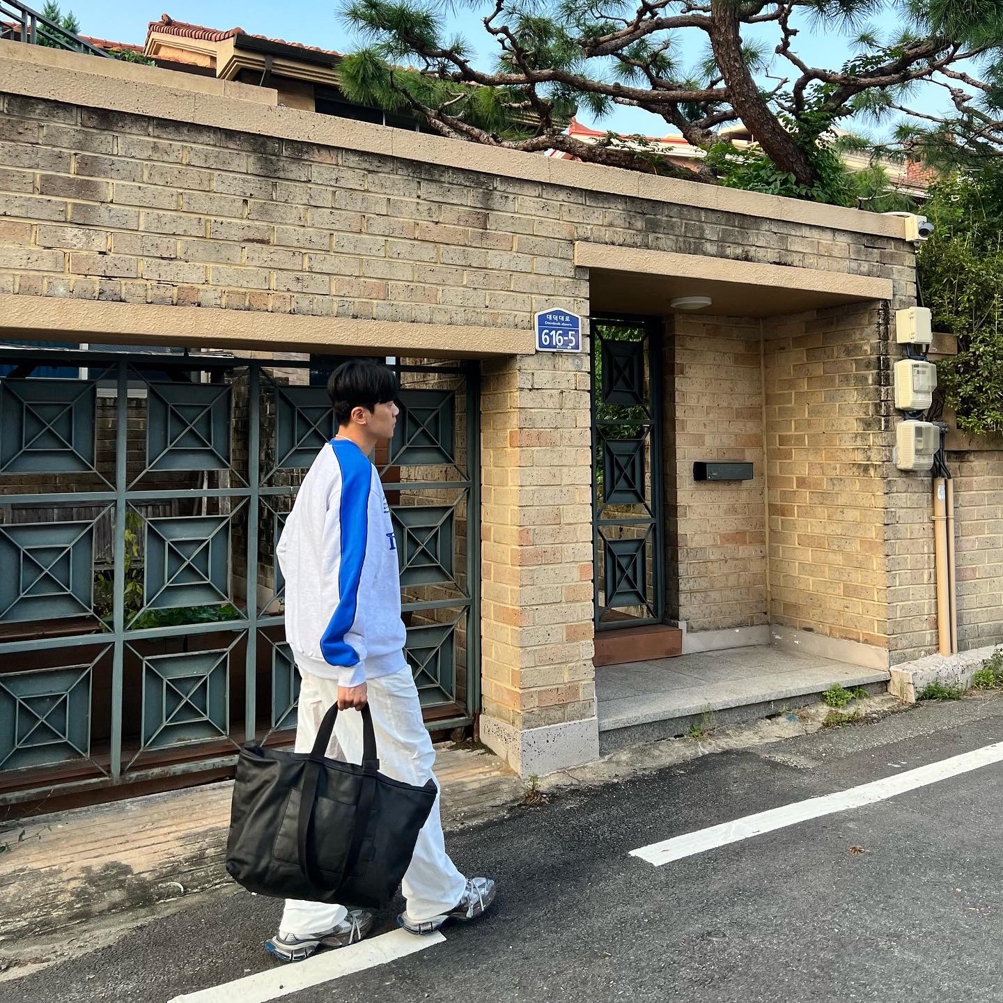 Balenciaga 3XL Sneakers Worn Out Grey White Blue 착용 스타일 - 4