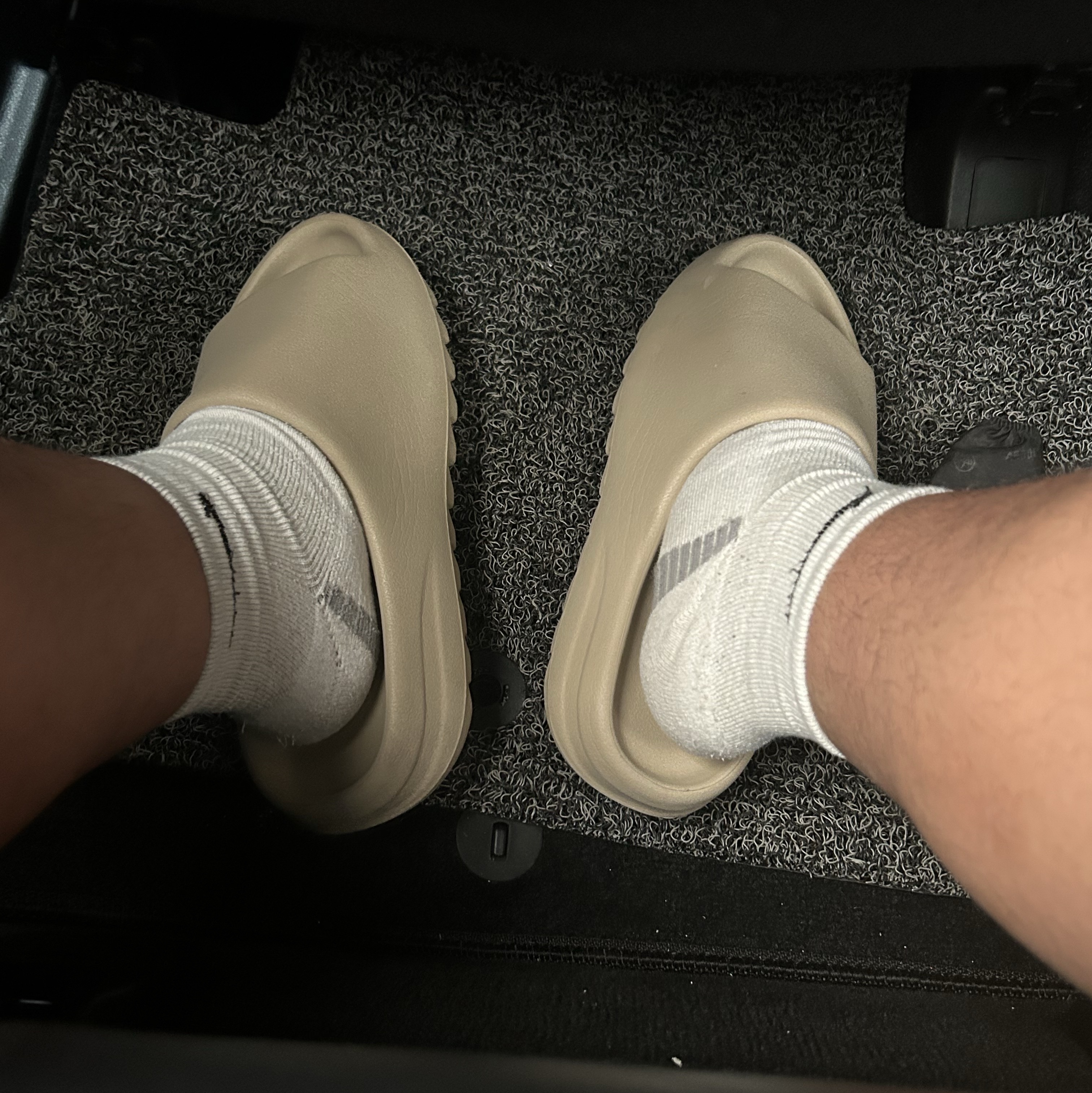 Adidas Yeezy Slide Pure - Re-Release Ver. 착용 스타일