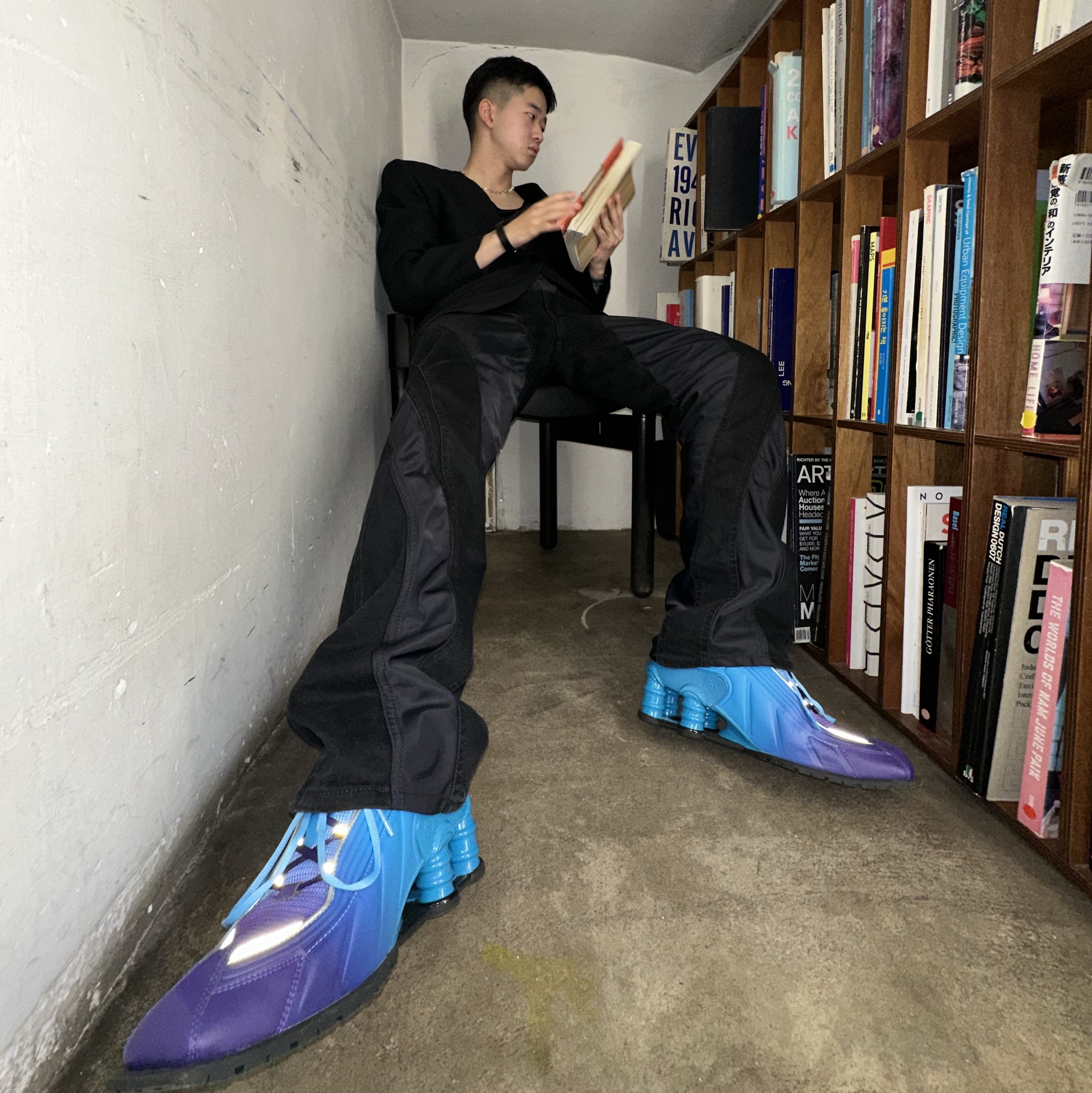 Nike x Martine Rose Shox MR4 Scuba Blue, Nike x Martine Rose Shox MR4 Black Multi 착용 스타일 - 1