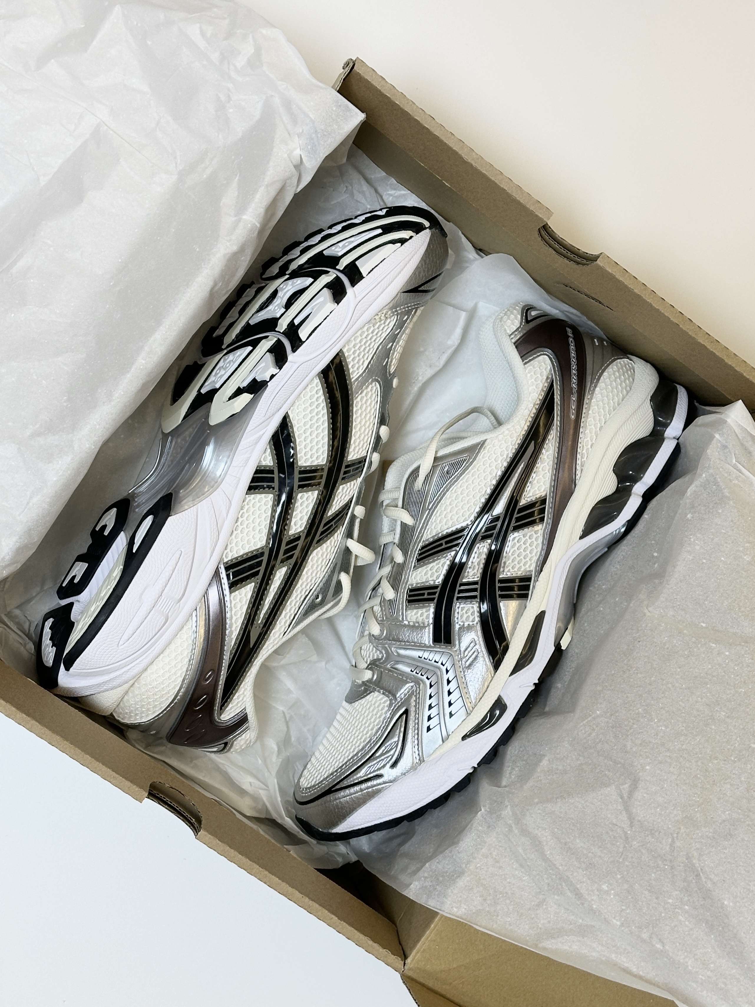 Asics Gel-Kayano 14 Cream Black, (W) Nike Zoom Vomero 5 Cobblestone and Flat Pewter 착용 스타일 - 2