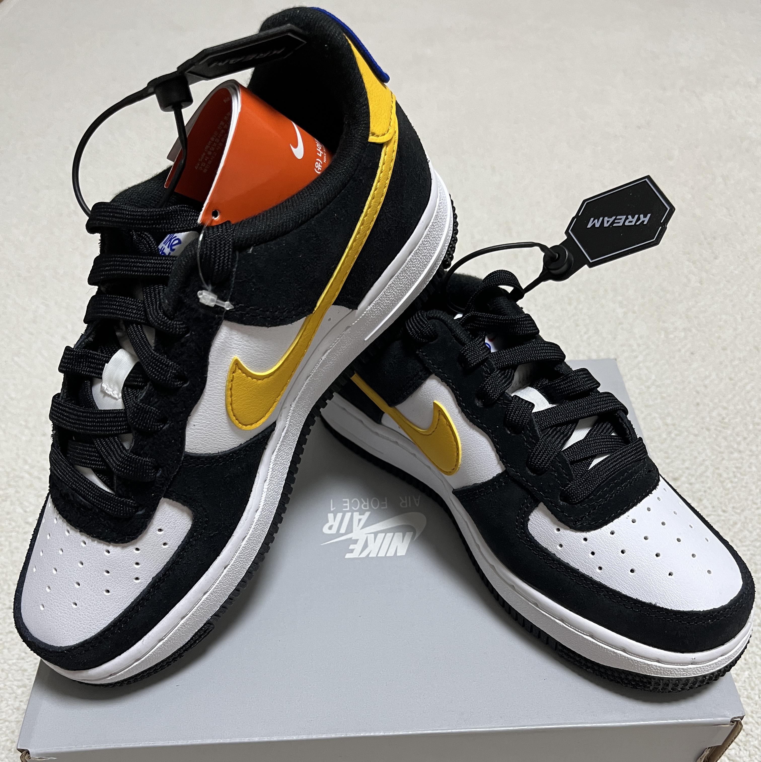 (GS) Nike Air Force 1 LV8 Athletic Club Black Dark Sulfur 착용 스타일 - 1