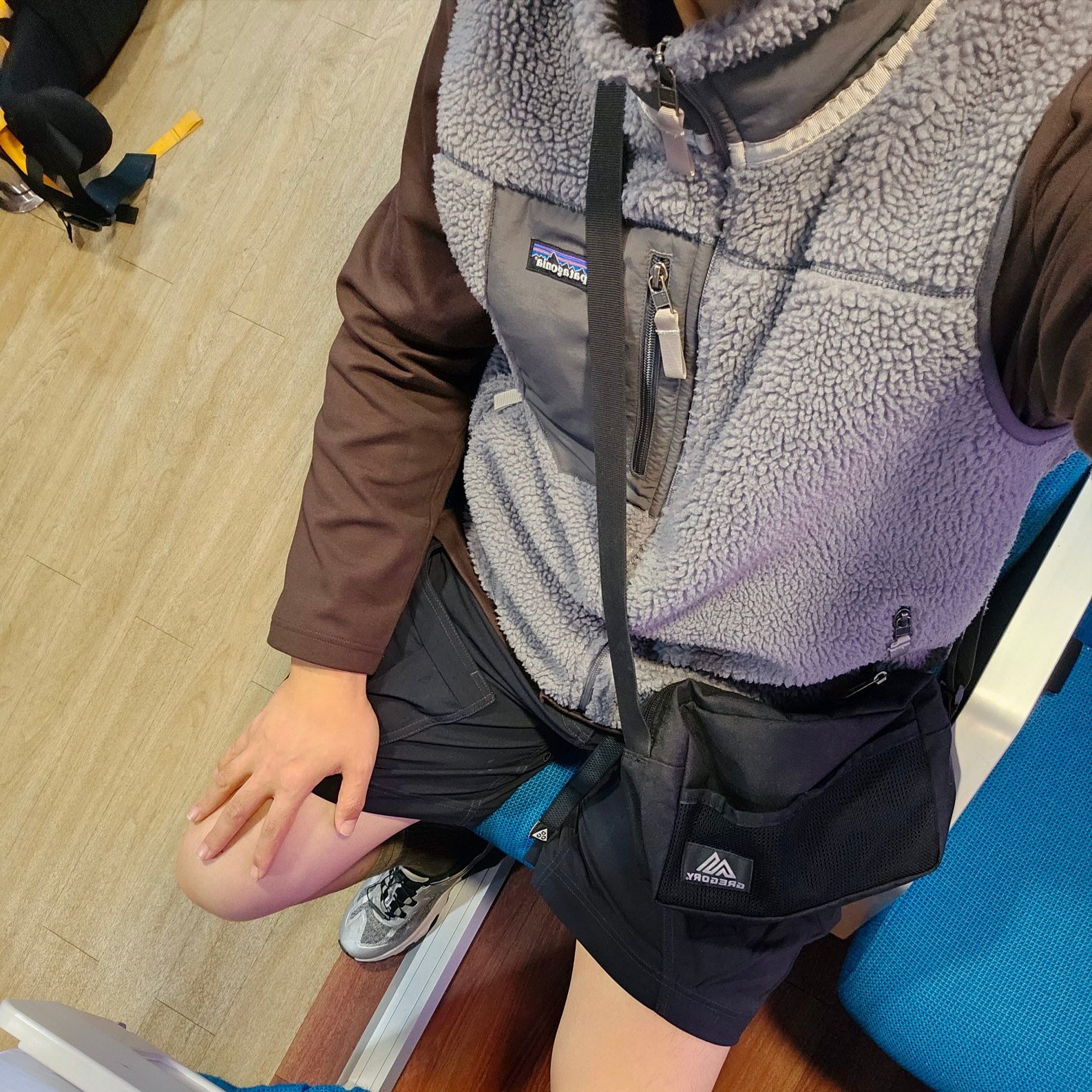 Patagonia Classic Retro-X Vest Pelican Dark Borealis Green, Salomon Speedverse PRG Silver Frost Grey Lunar Rock 착용 스타일 - 2