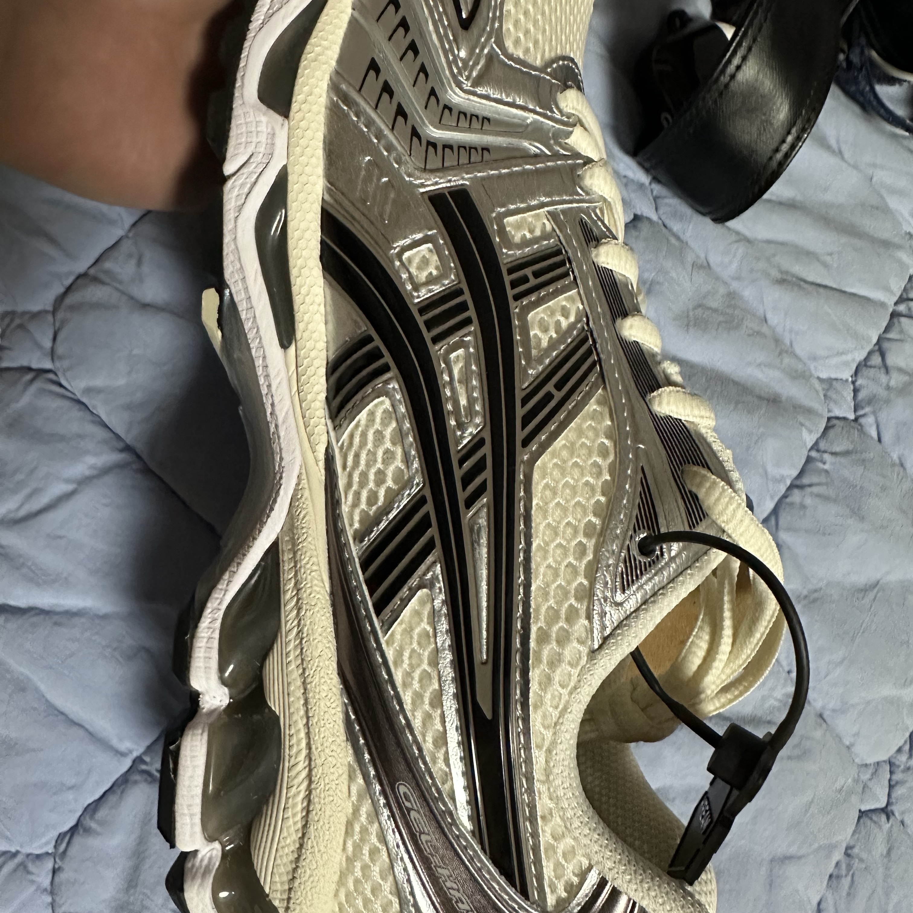 Asics Gel-Kayano 14 Cream Black 착용 스타일