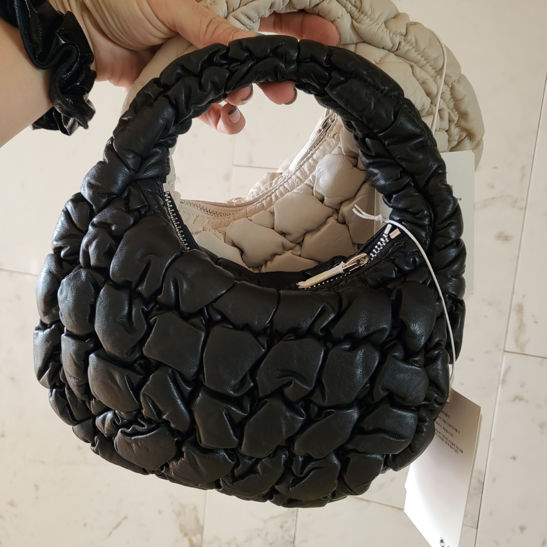 COS Quilted Micro Bag Leather White 착용 스타일 - 2
