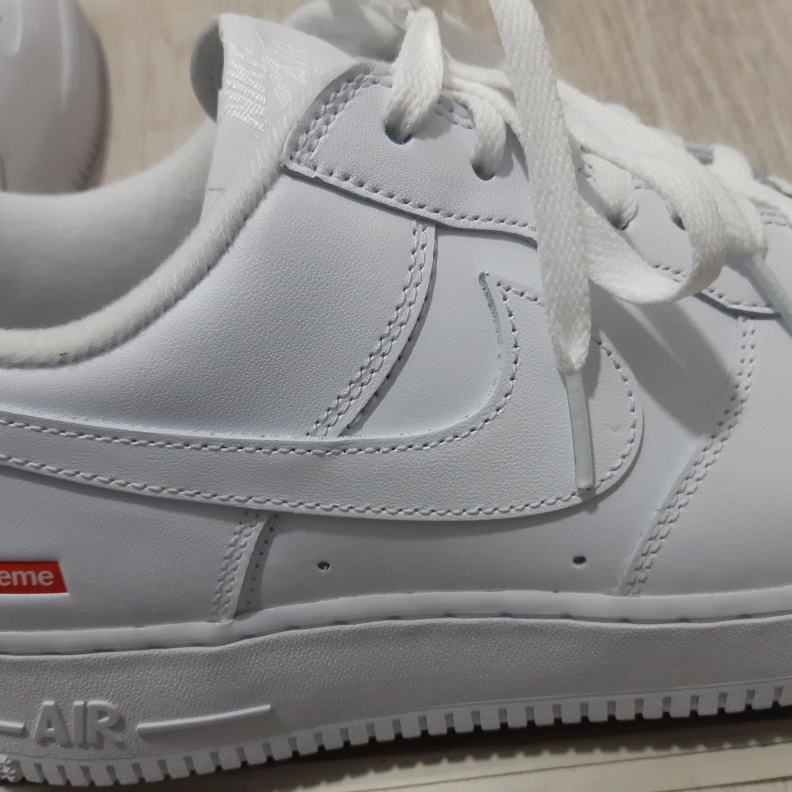 Nike x Supreme Air Force 1 Low White 착용 스타일 - 3
