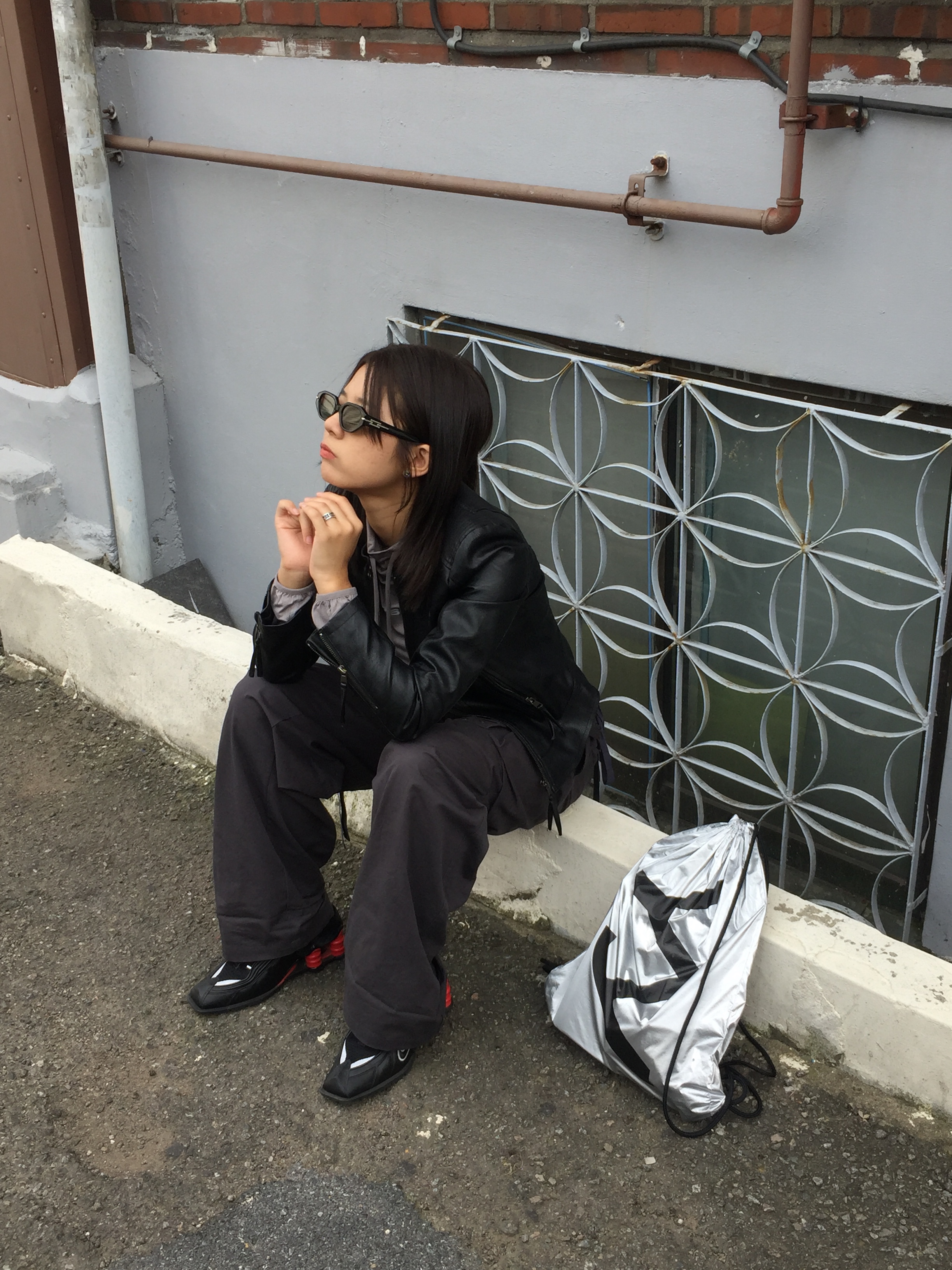 Nike x Martine Rose Shox MR4 Black, (W) Mischief Draped Turtleneck Top Black 착용 스타일 - 1