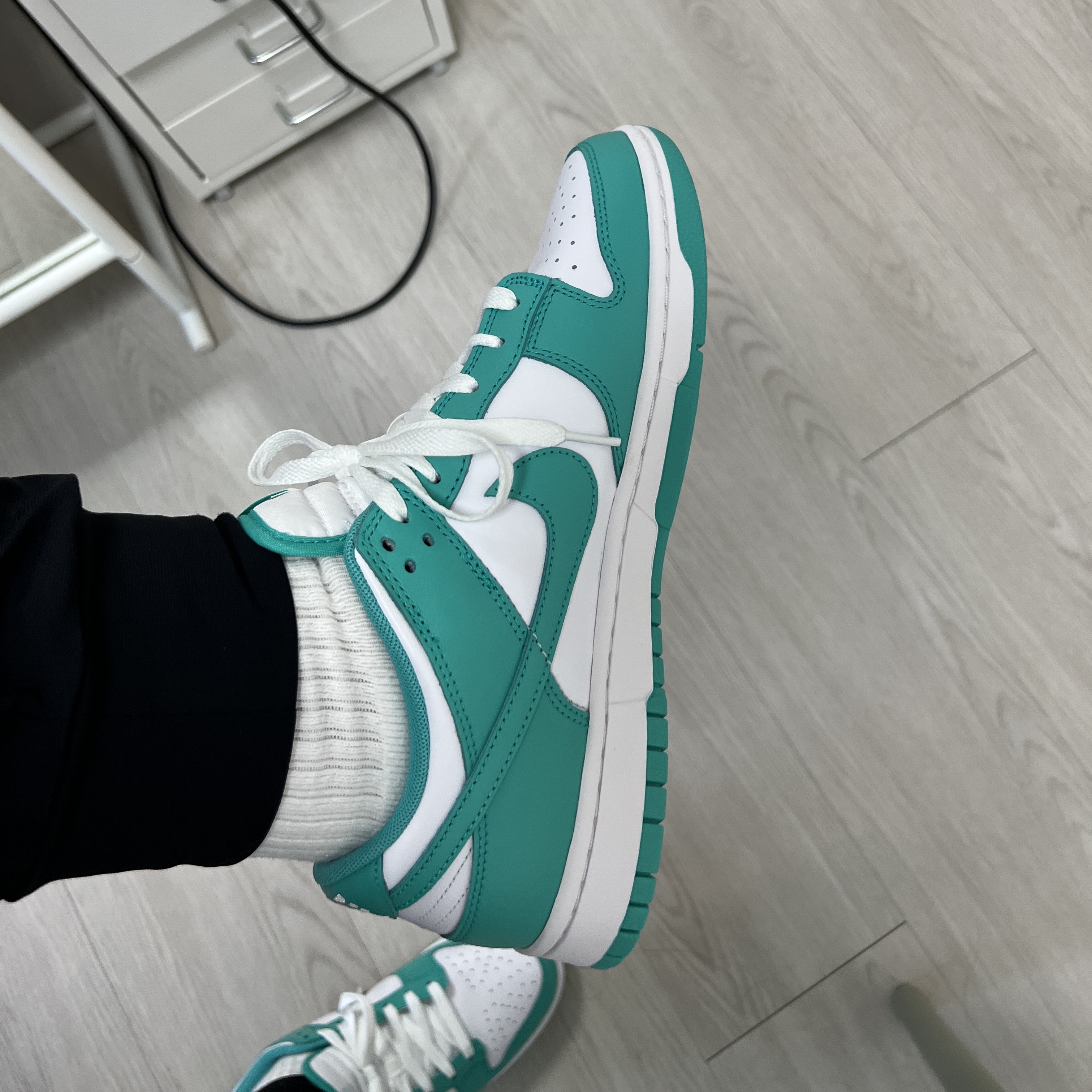Nike Dunk Low White Clear Jade 착용 스타일 - 3