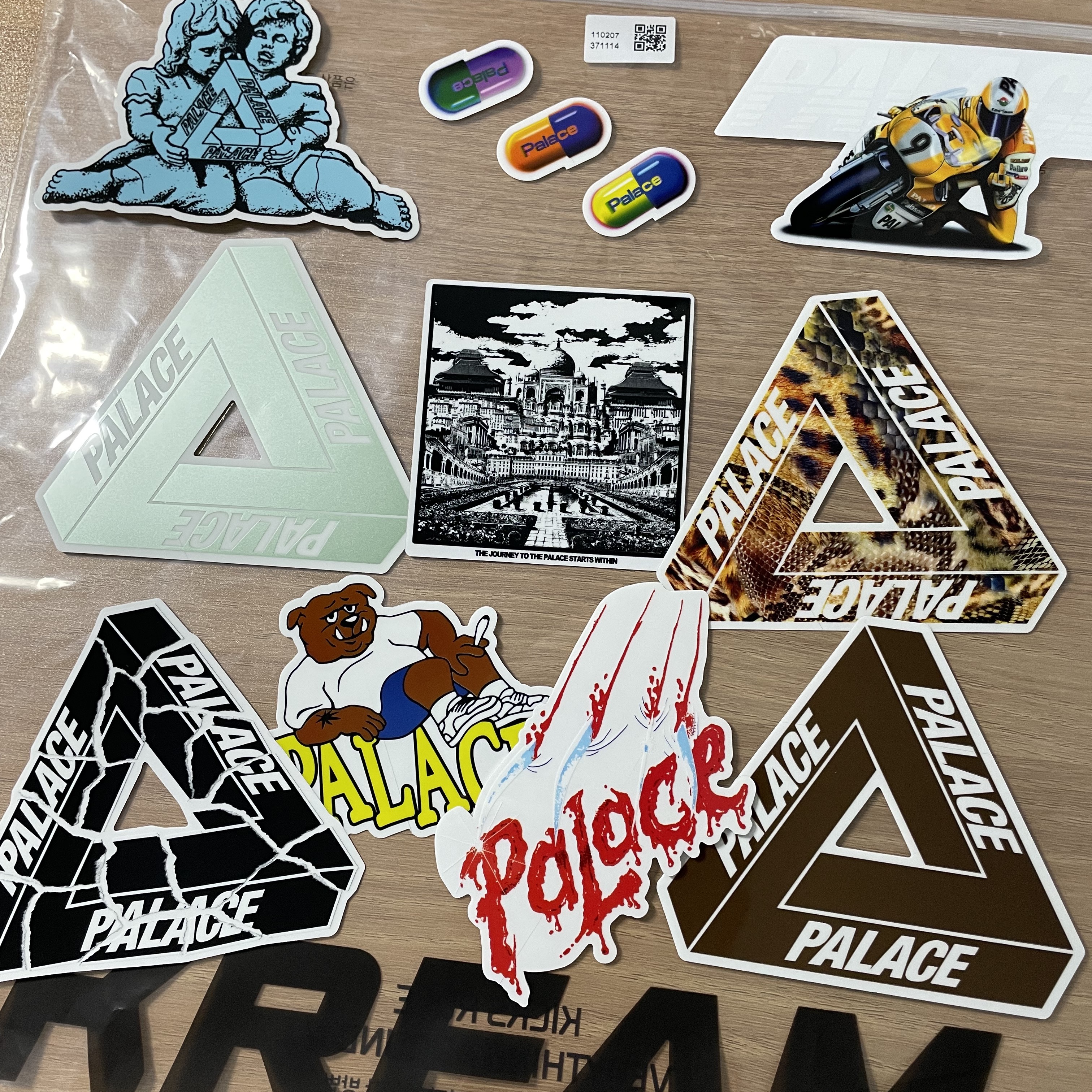 Palace Autumn Sticker Pack Multi - 23FW 착용 스타일 - 1