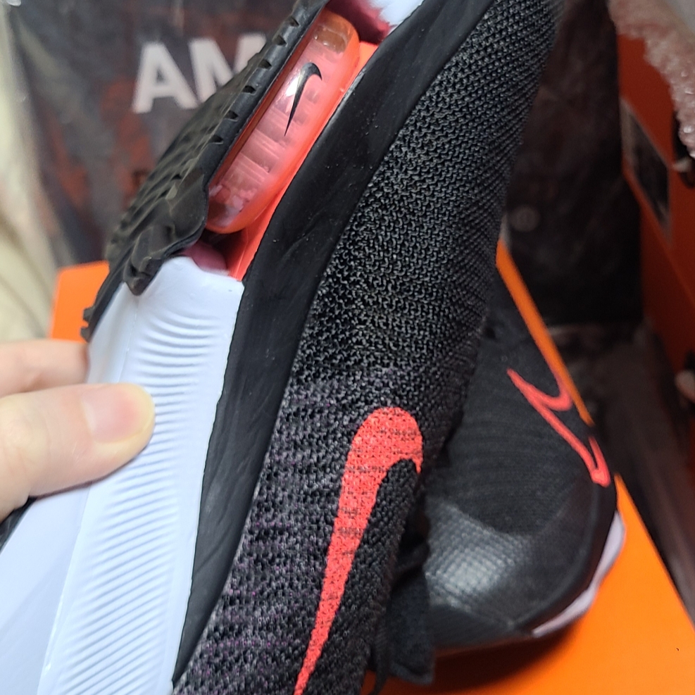 Nike Air Zoom Tempo Next% Flyknit Black Flash Crimson 착용 스타일 - 3
