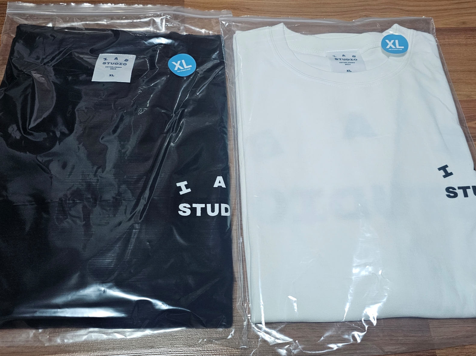 IAB Studio Long Sleeve Black - 23FW, IAB Studio T-Shirt White - 23FW 착용 스타일 - 2