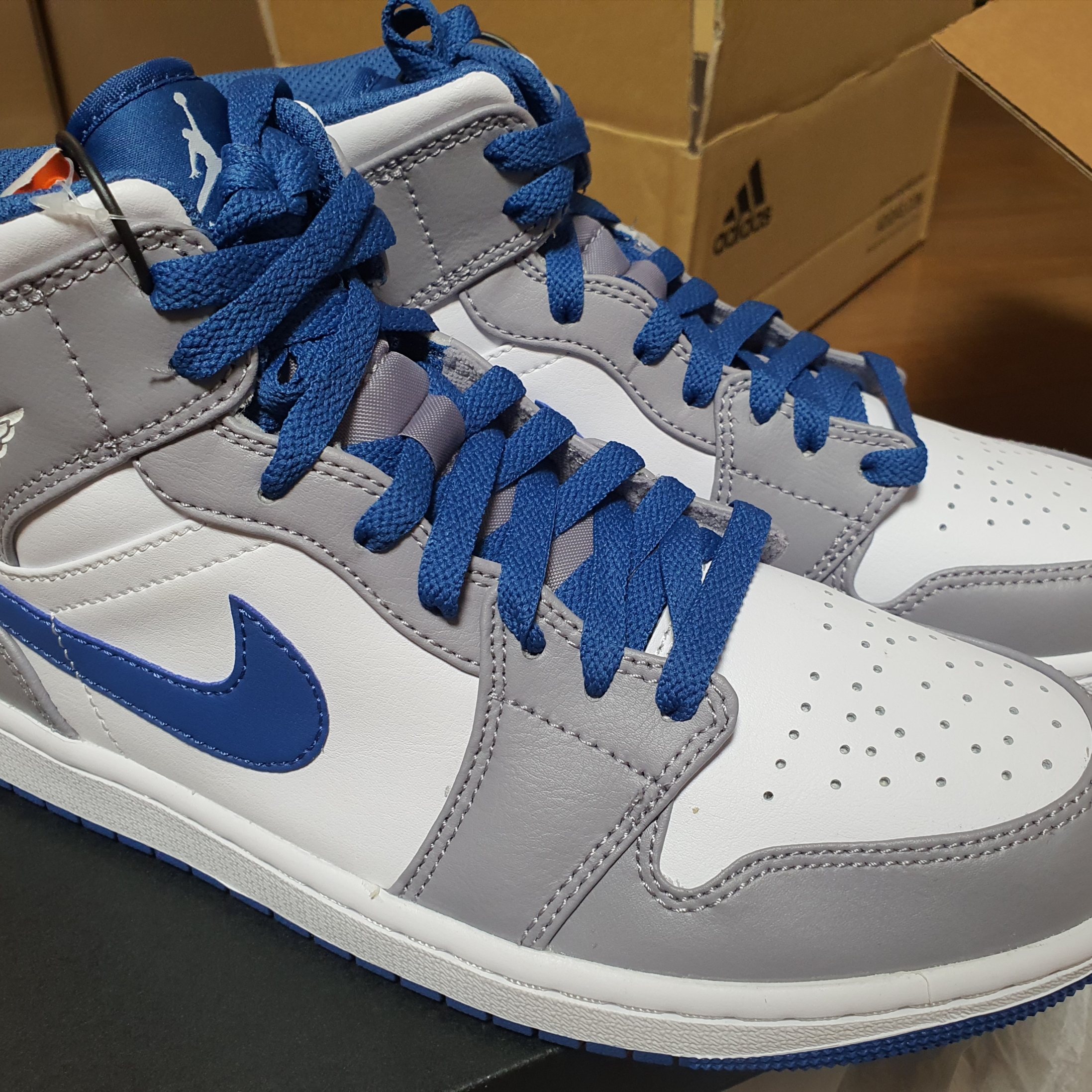 Jordan 1 Mid Cement Grey True Blue 착용 스타일