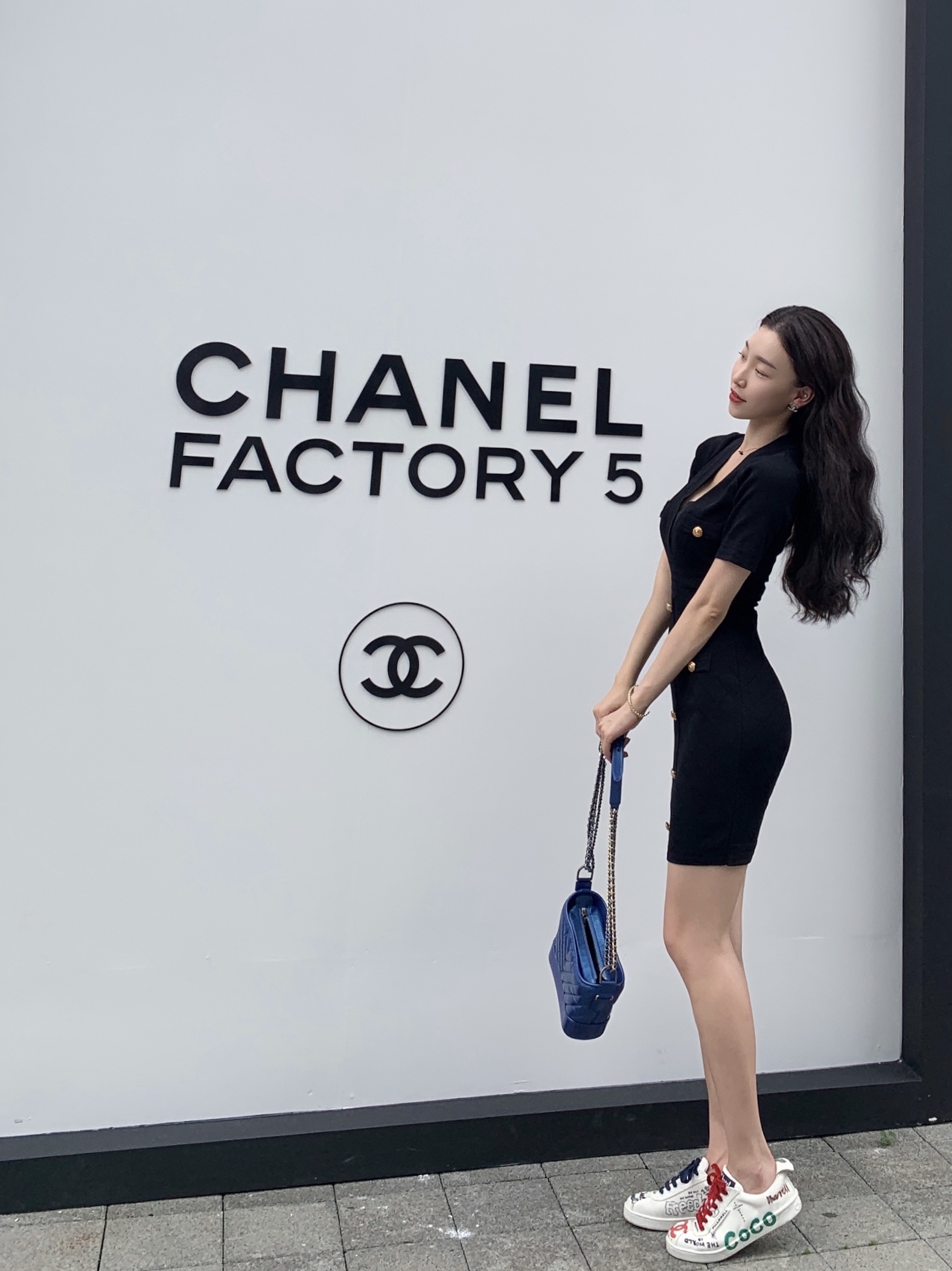 Chanel Gabrielle Small Hobo Bag Aged Calfskin & Gold Black, (W) Chanel Stud Earrings Metal Calfskin & Gold Black Pink 착용 스타일 - 1