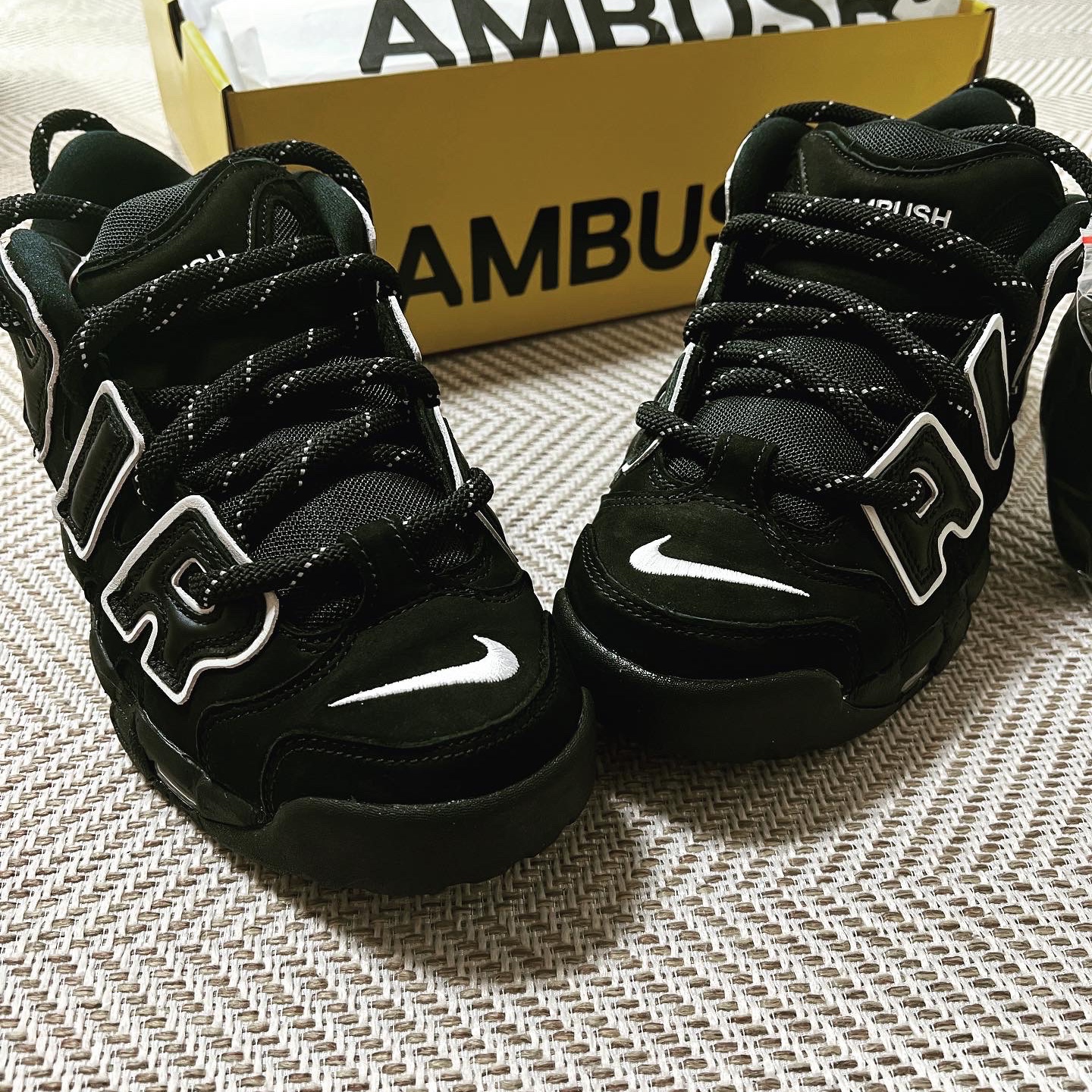 Nike x Ambush Air More Uptempo Low Black and White 착용 스타일 - 2