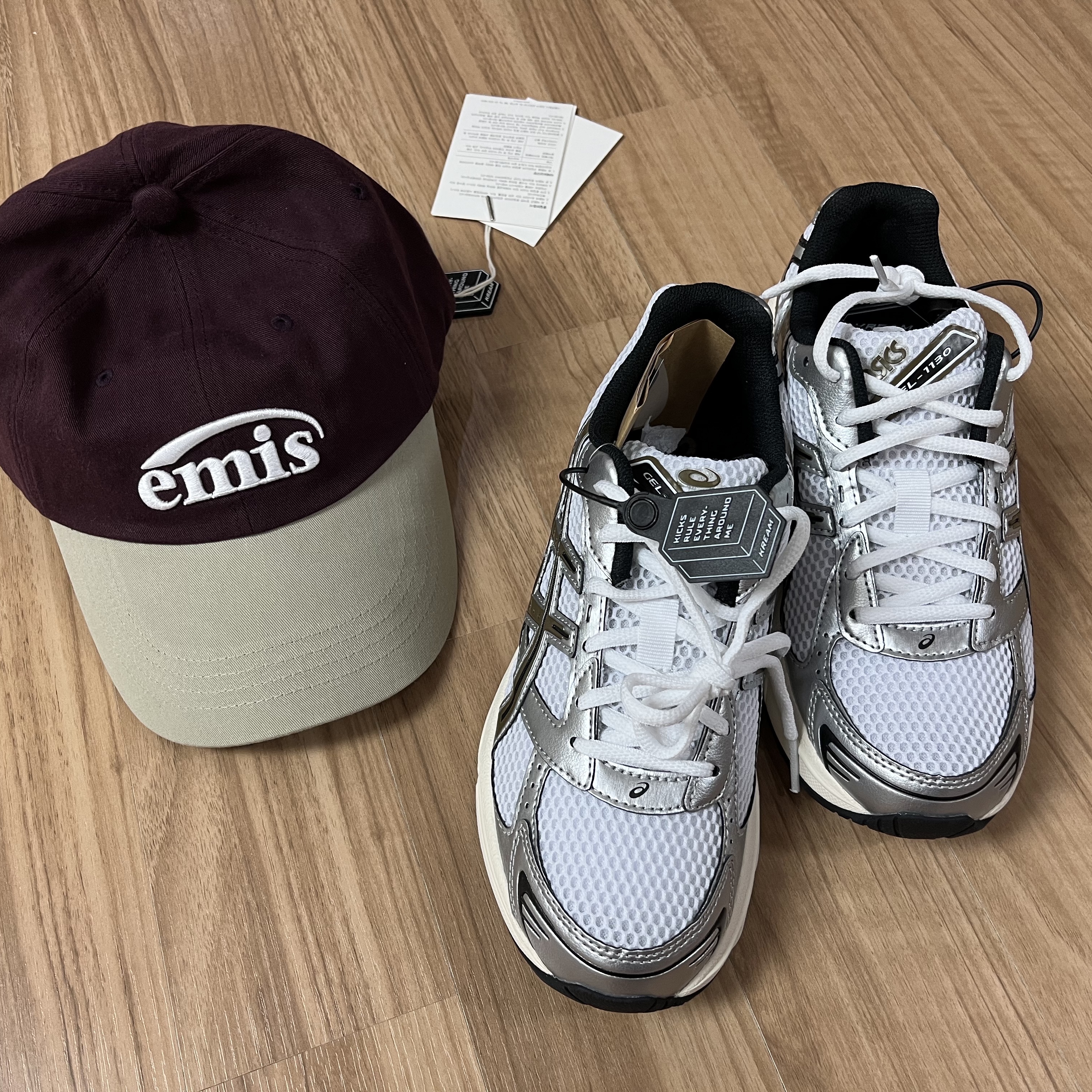Emis New Logo Mix Ball Cap Beige Wine 착용 스타일