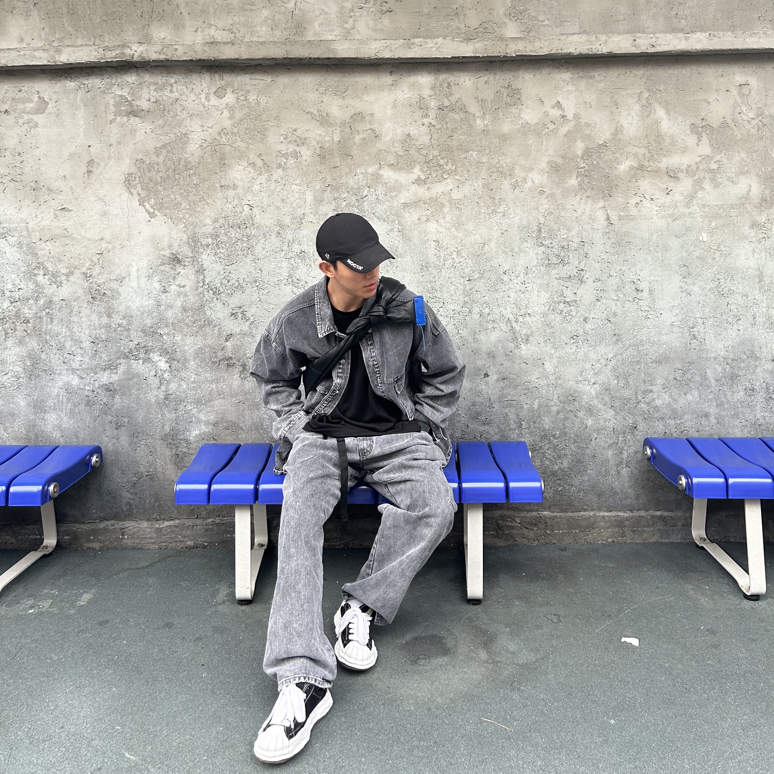 Maison Mihara Yasuhiro Blakey OG Sole Canvas Low-top Sneakers Black White, Nike x Drake Nocta Golf Cap Black 착용 스타일 - 1
