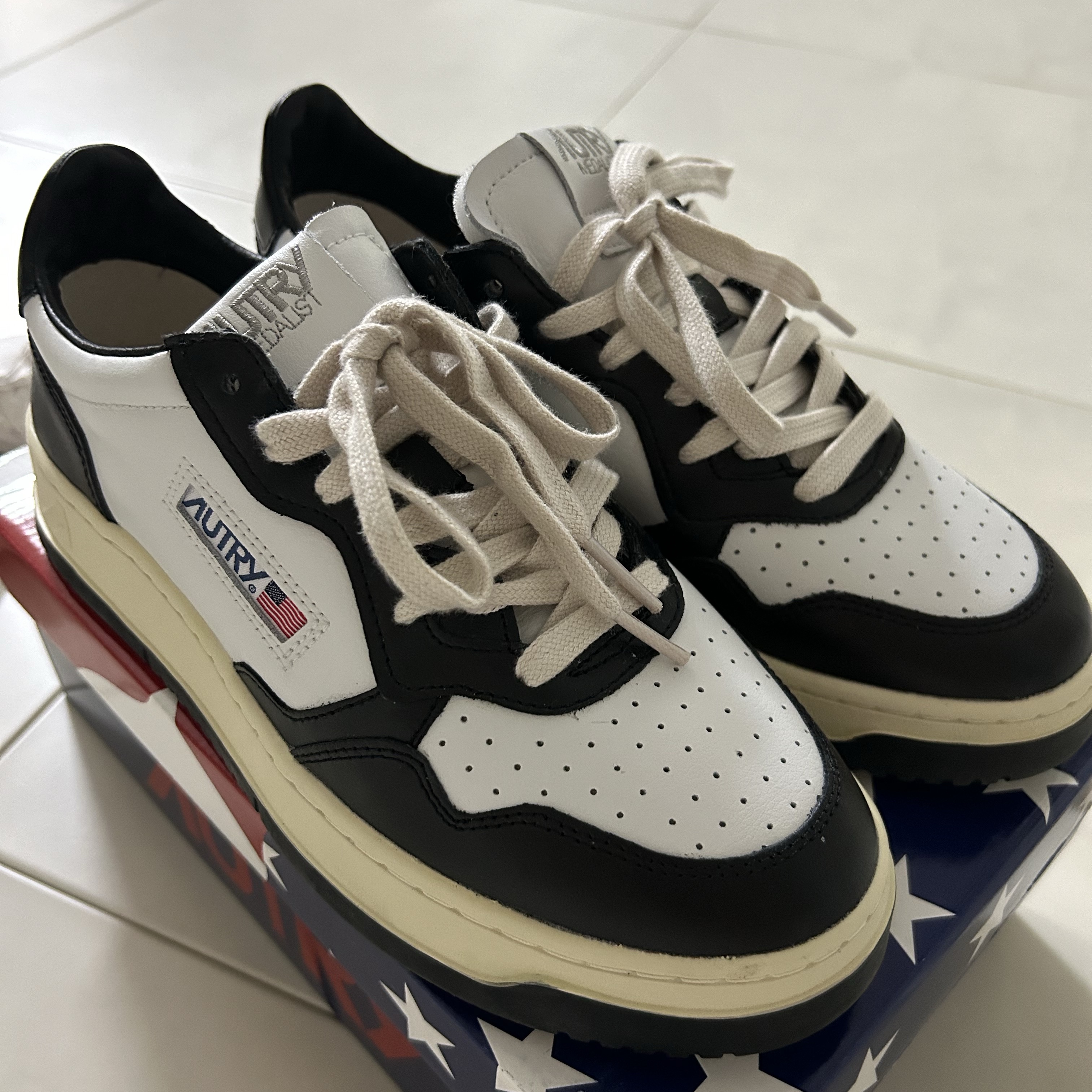 Autry Medalist Low Leather Sneakers Black White 착용 스타일