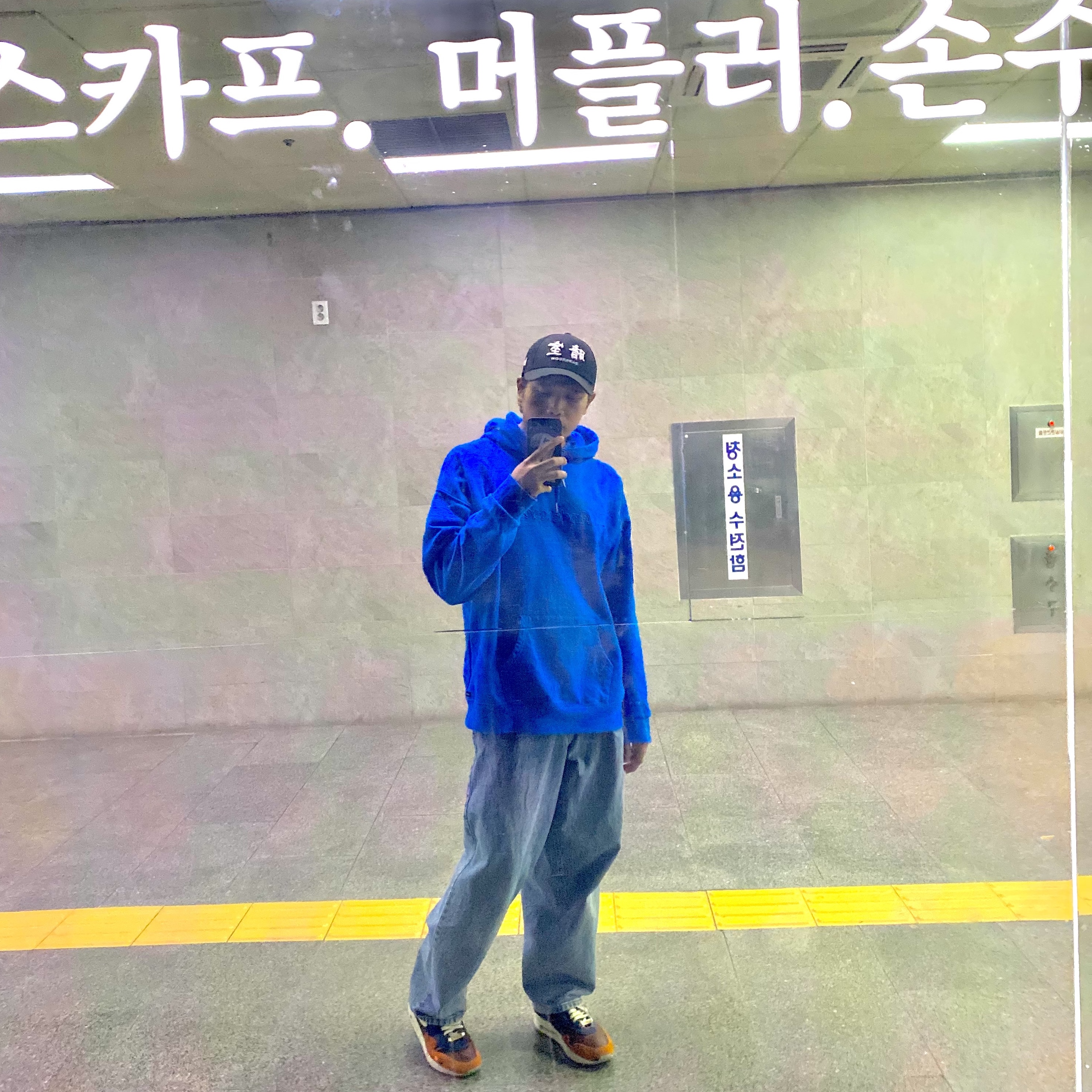 Darkr8m Studio x New Era Fitted Cap Black 착용 스타일