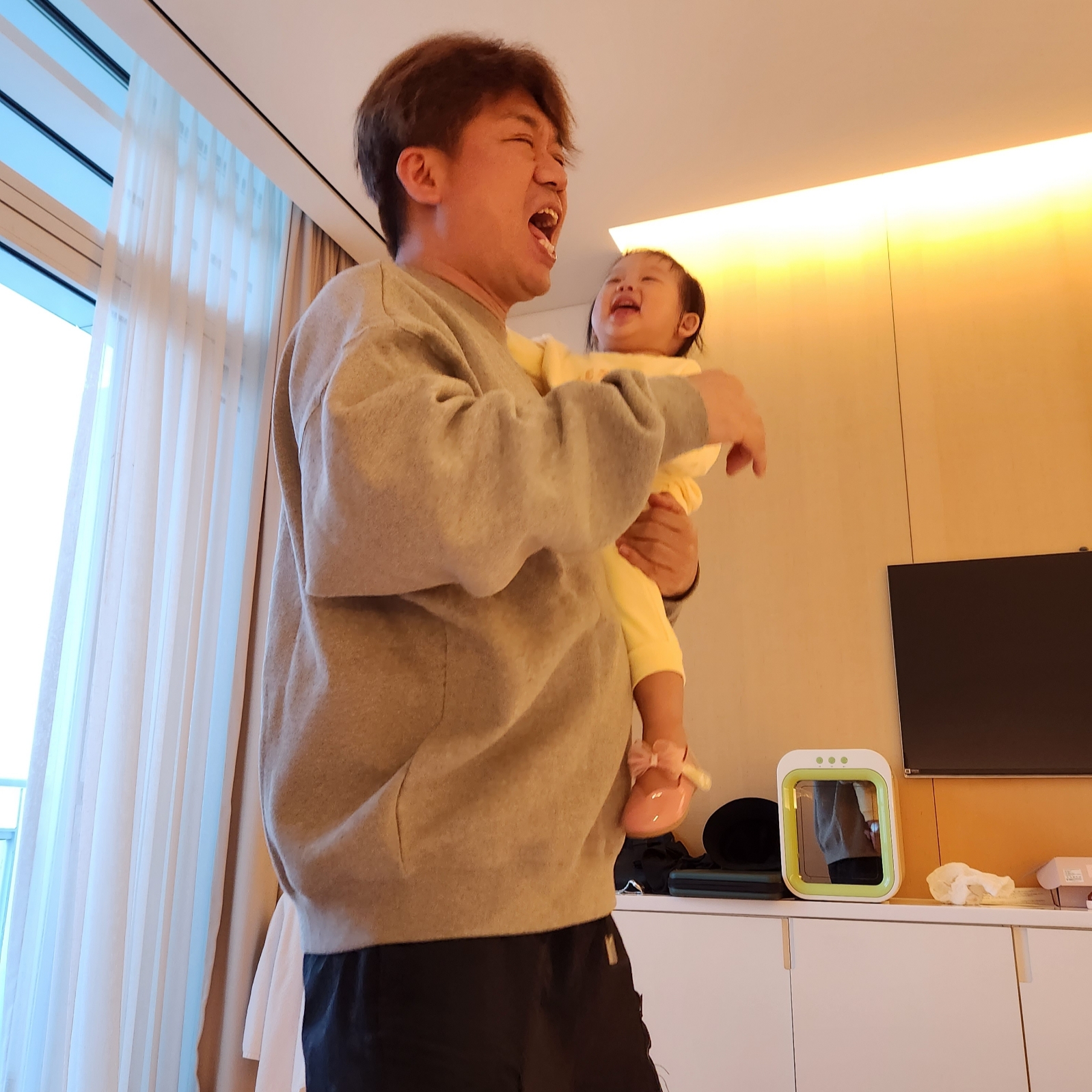 Essentials The Core Collection Crewneck Sweatshirt Dark Oatmeal 착용 스타일 - 2