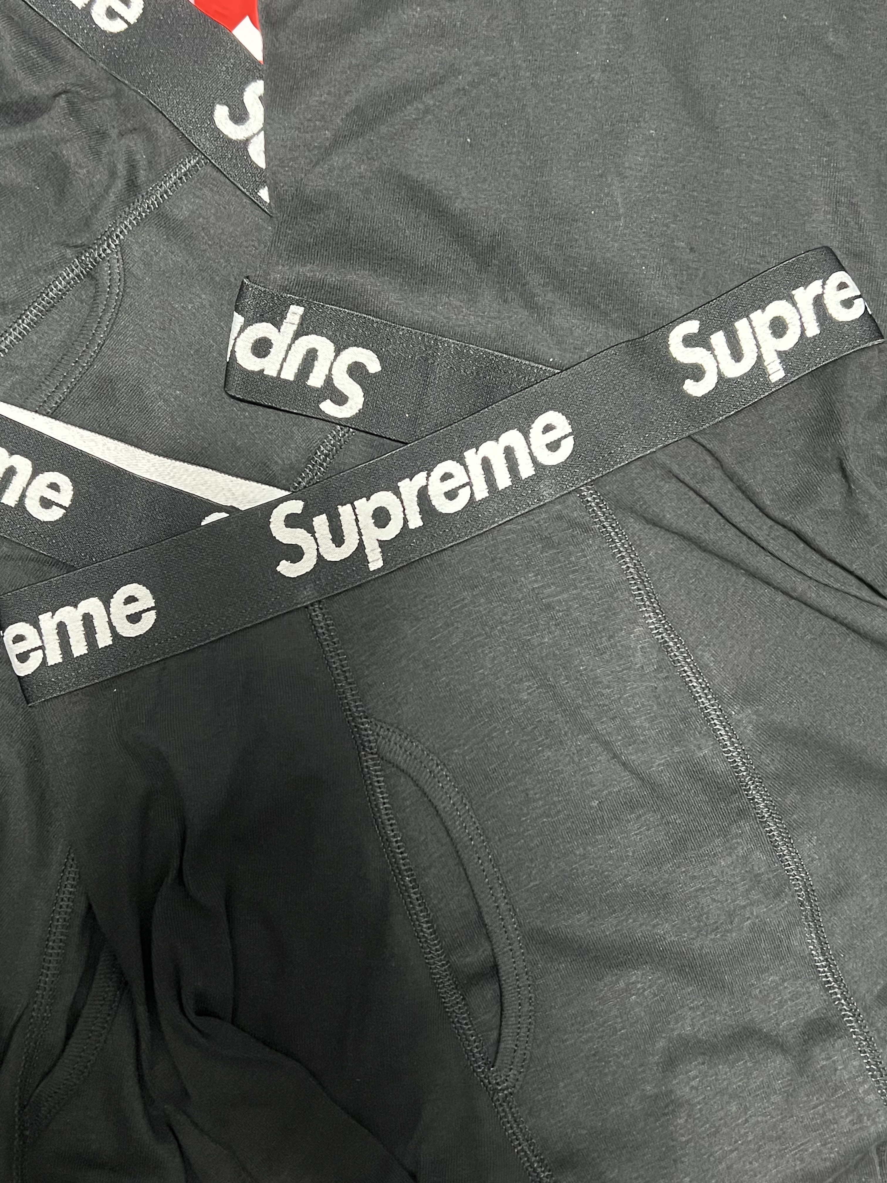 Supreme Hanes Boxer Briefs Black (4 Pack) 착용 스타일
