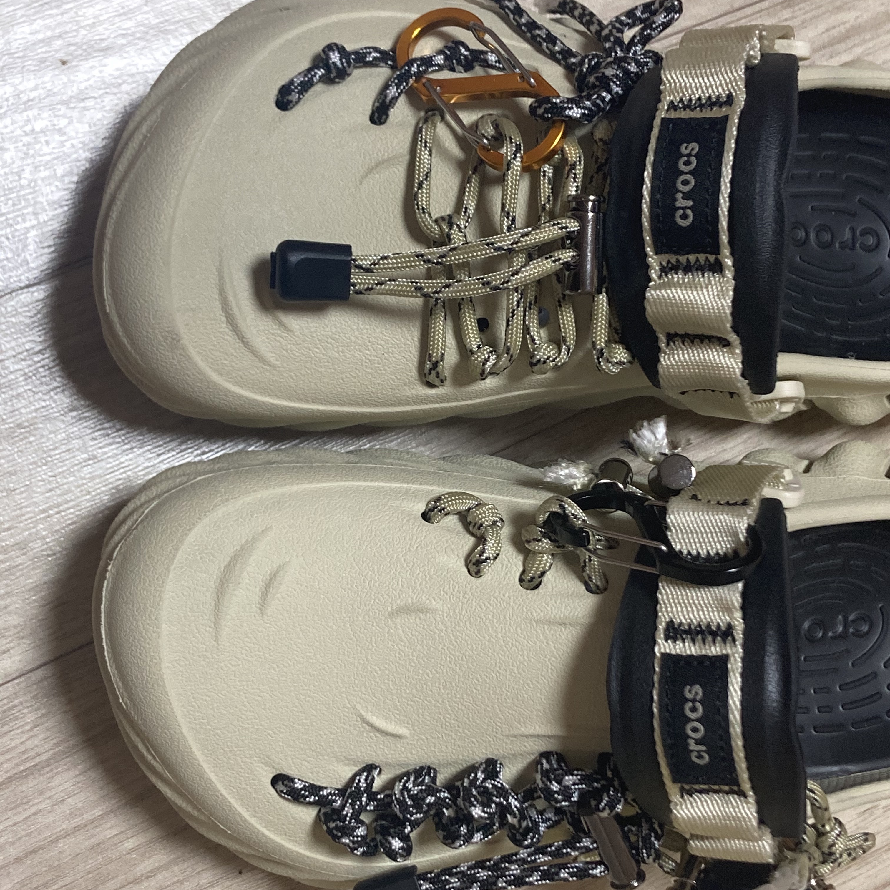 Crocs Echo Clog Bone Black 착용 스타일 - 1