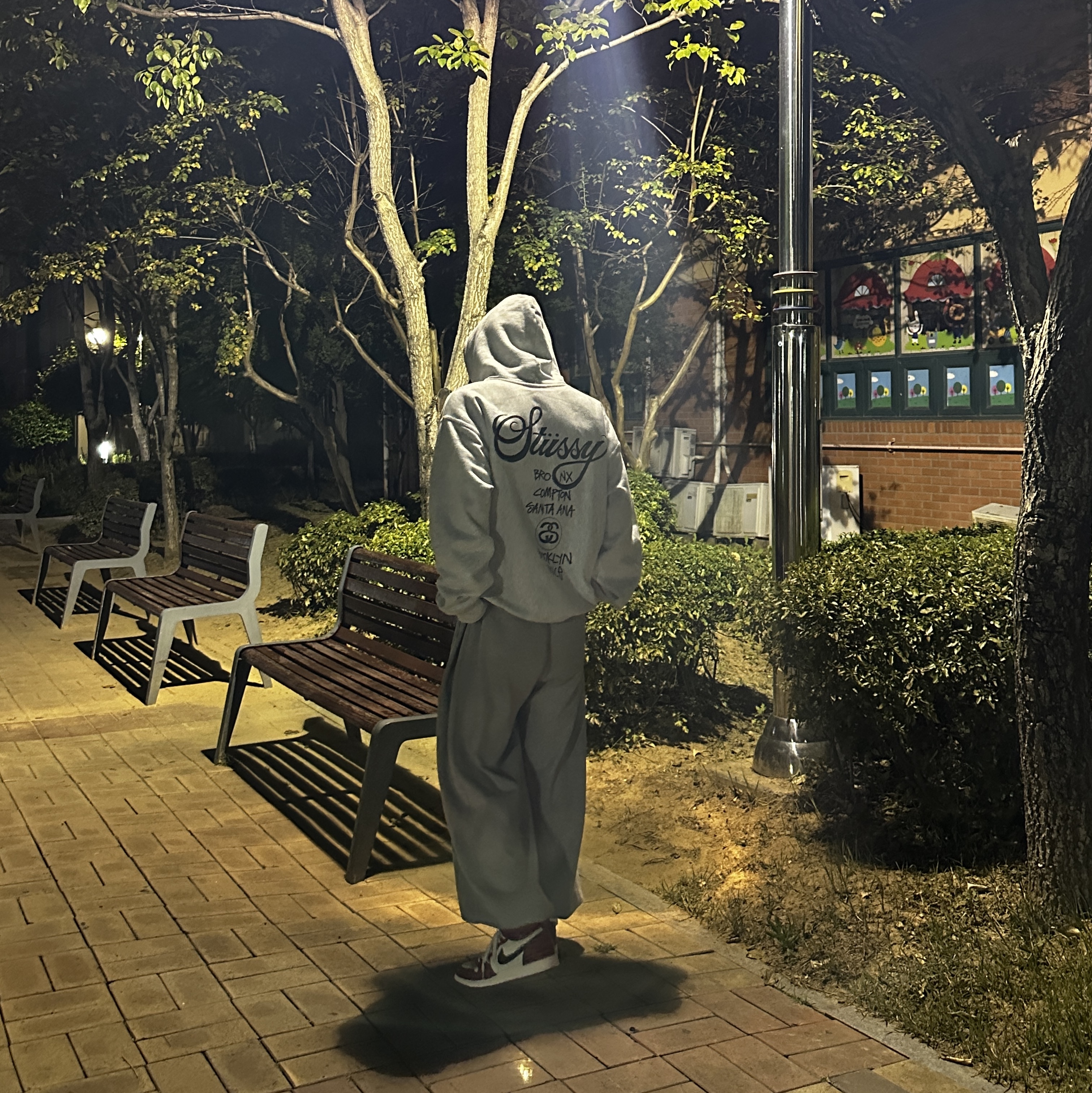 Stussy World Tour Hoodie Ash Heather 2023, (GS) Jordan 1 Retro High OG Chicago 2022 착용 스타일 - 3