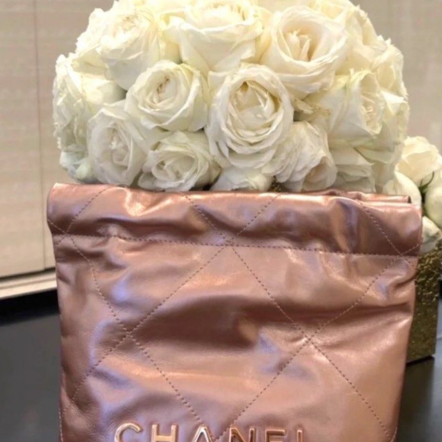 Chanel 22 Mini Handbag Metallic Calfskin & Pink Gold Copper 착용 스타일 - 3