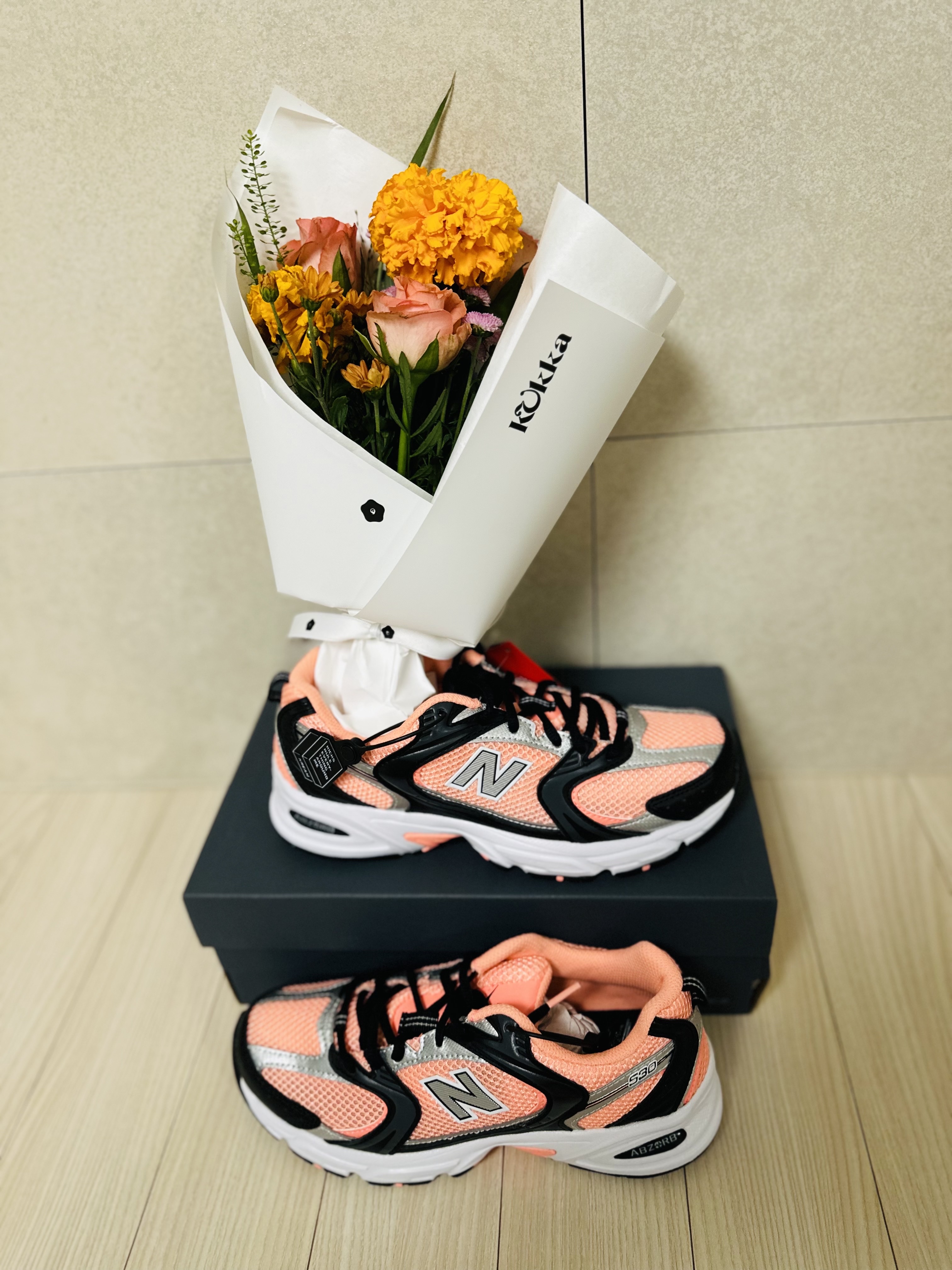 New Balance 530 Pink Magnet Black 착용 스타일