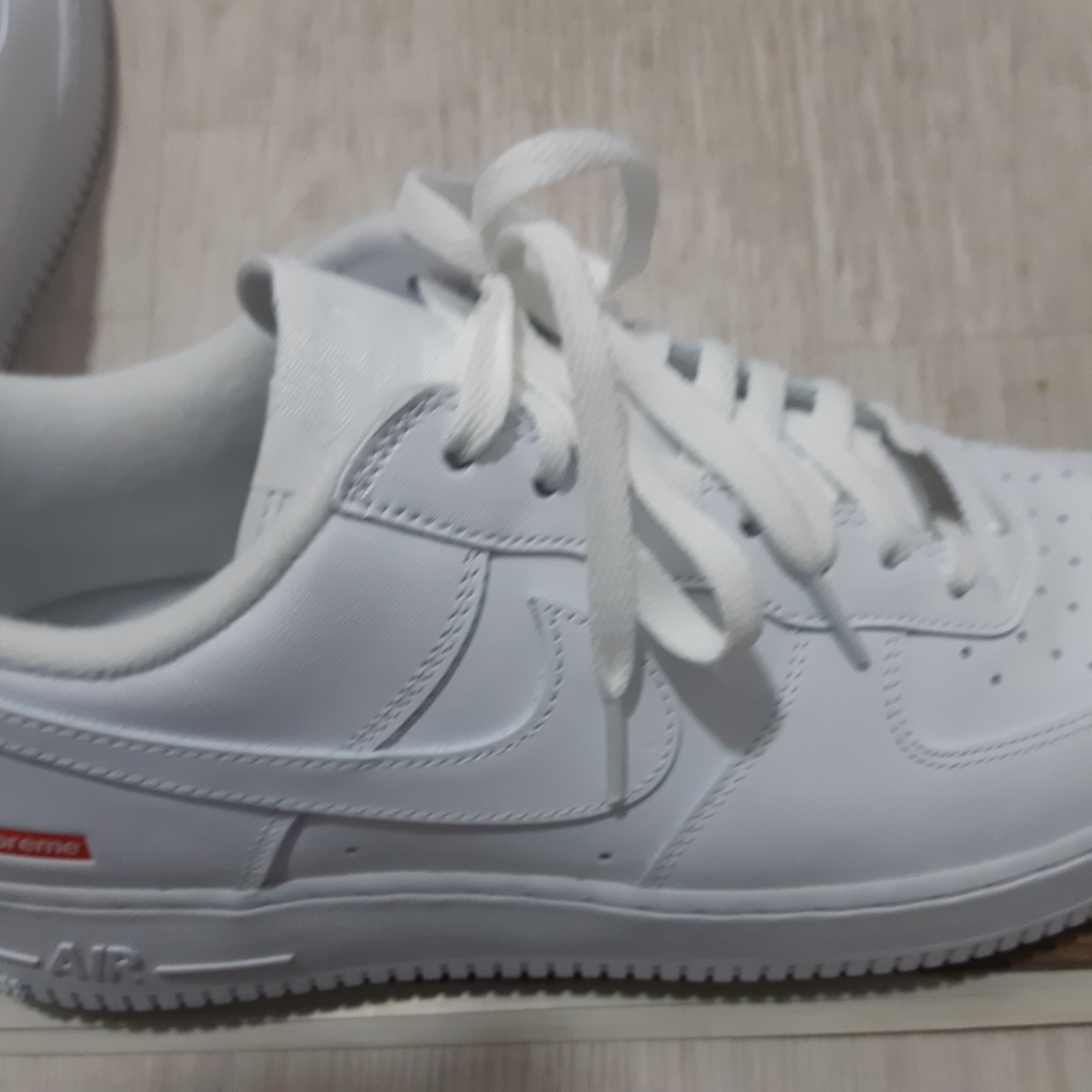 Nike x Supreme Air Force 1 Low White 착용 스타일 - 2