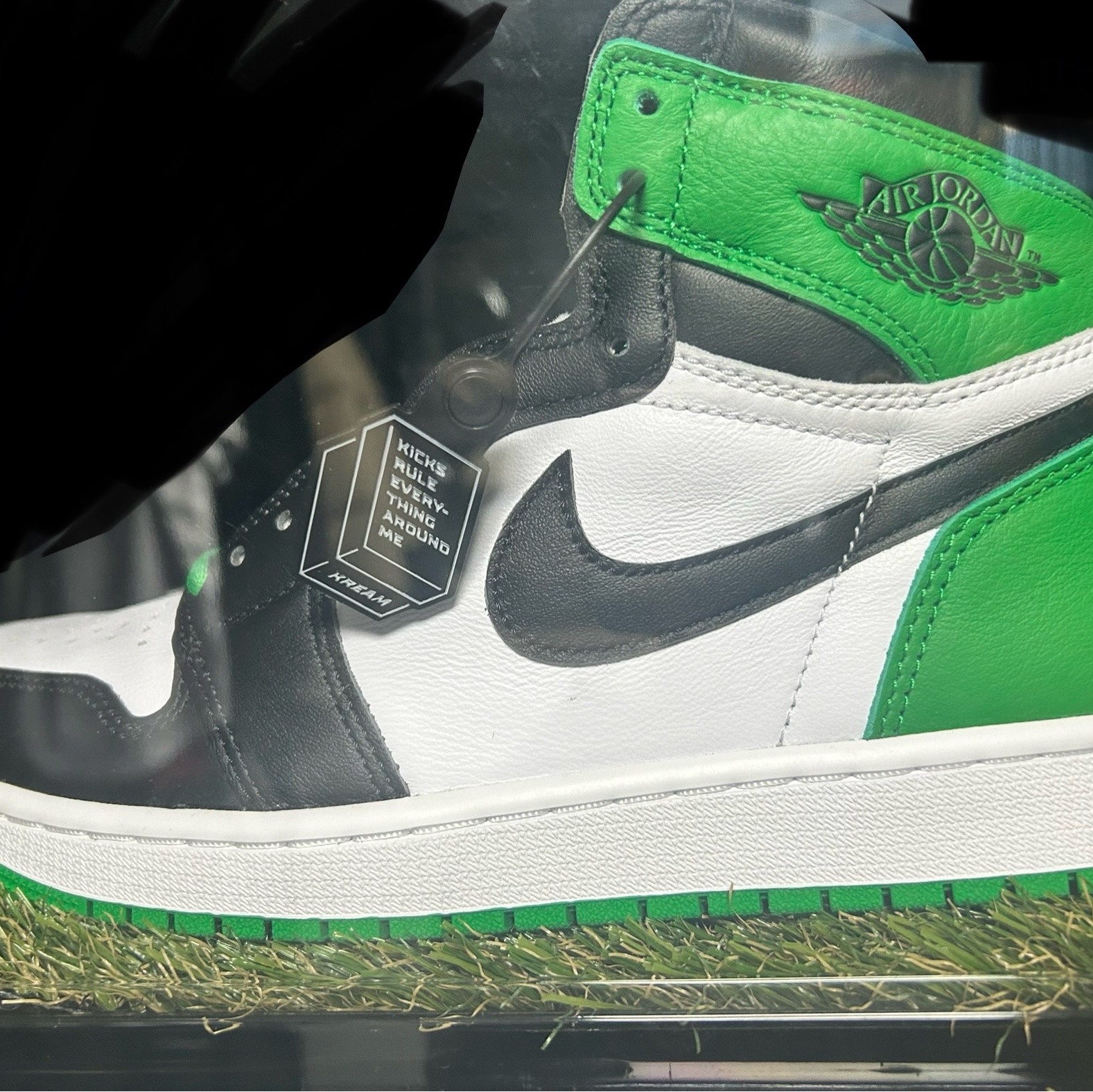 Jordan 1 Retro High OG Black and Lucky Green 착용 스타일