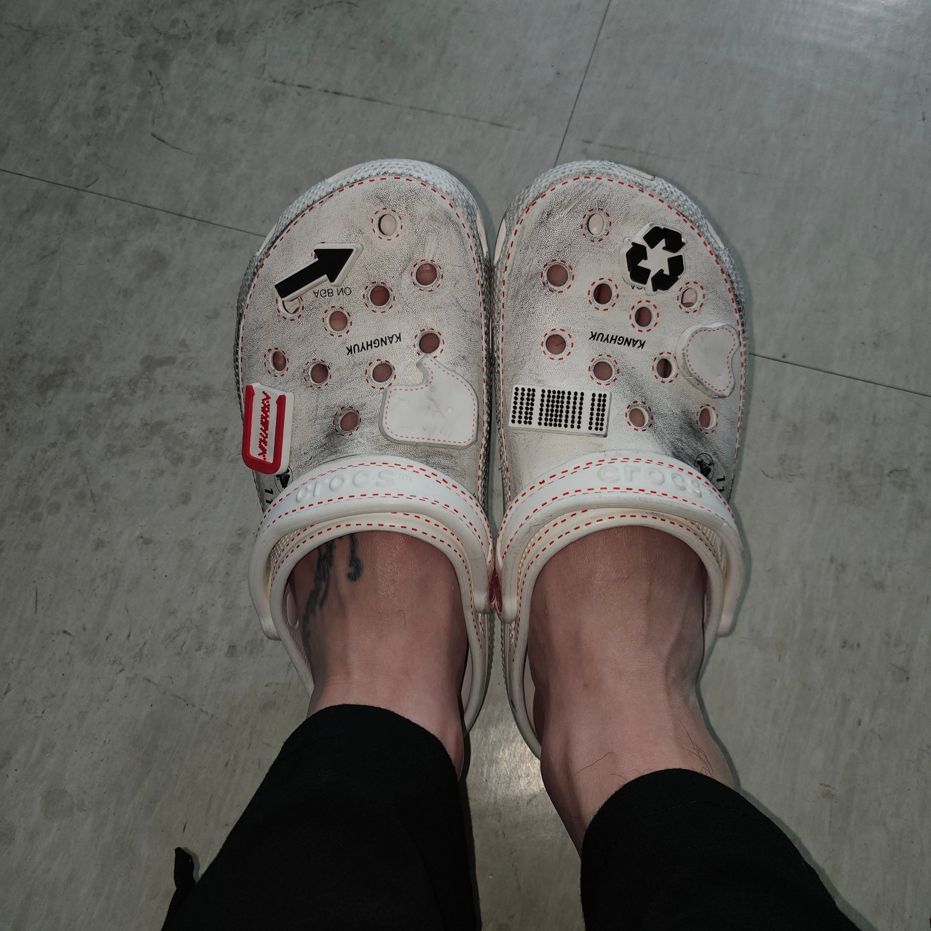 Crocs x Kanghyuk Classic Clog White 착용 스타일 - 3